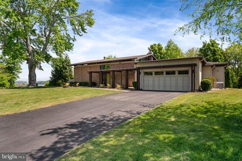 Photo of 1102 Gatewood Drive, ALEXANDRIA, VA 22307 (MLS # VAFX2307192)