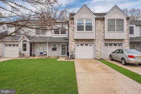 Townhouse For Sale - 360 Lake Side Drive<br/> SWEDESBORO, NJ 08085