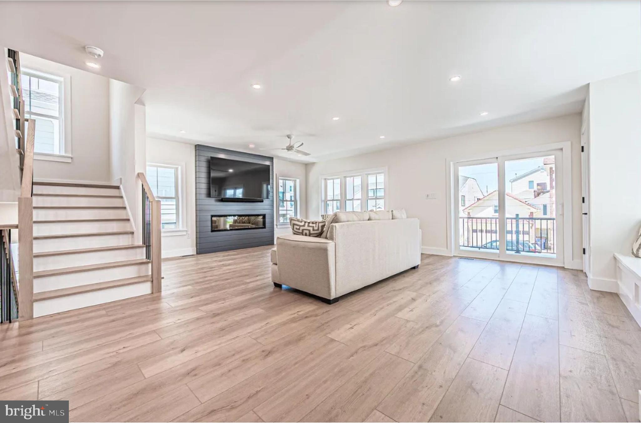 2 N BUFFALO AVENUE B