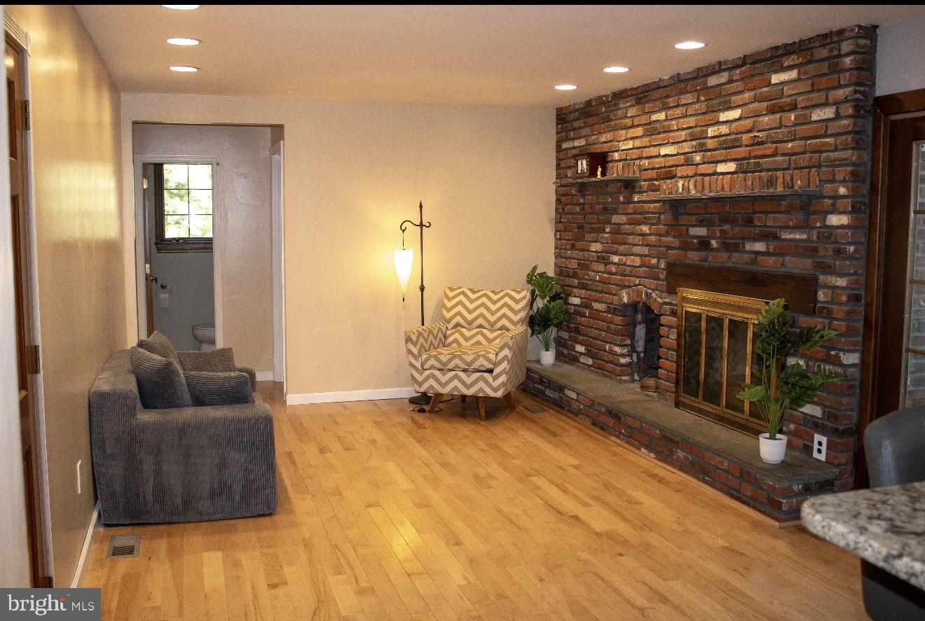 6 HICKORY LANE