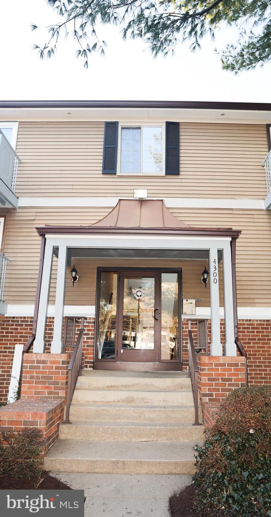 This turnkey, cozy condo is waiting for you. A totally renovated kitchen. The top floor unit has two large bedrooms and a large living room to give you plenty of entertaining space. This home is conveniently located just minutes from Ft. Belvoir, Huntington Metro, Metro/REX Bus stops, Old Town Alexandria, Historic Mount Vernon, Fairfax County Parkway, Reagan National Airport, Washington, DC, The National Harbor, Shopping, Schools, Restaurants, and Theaters.