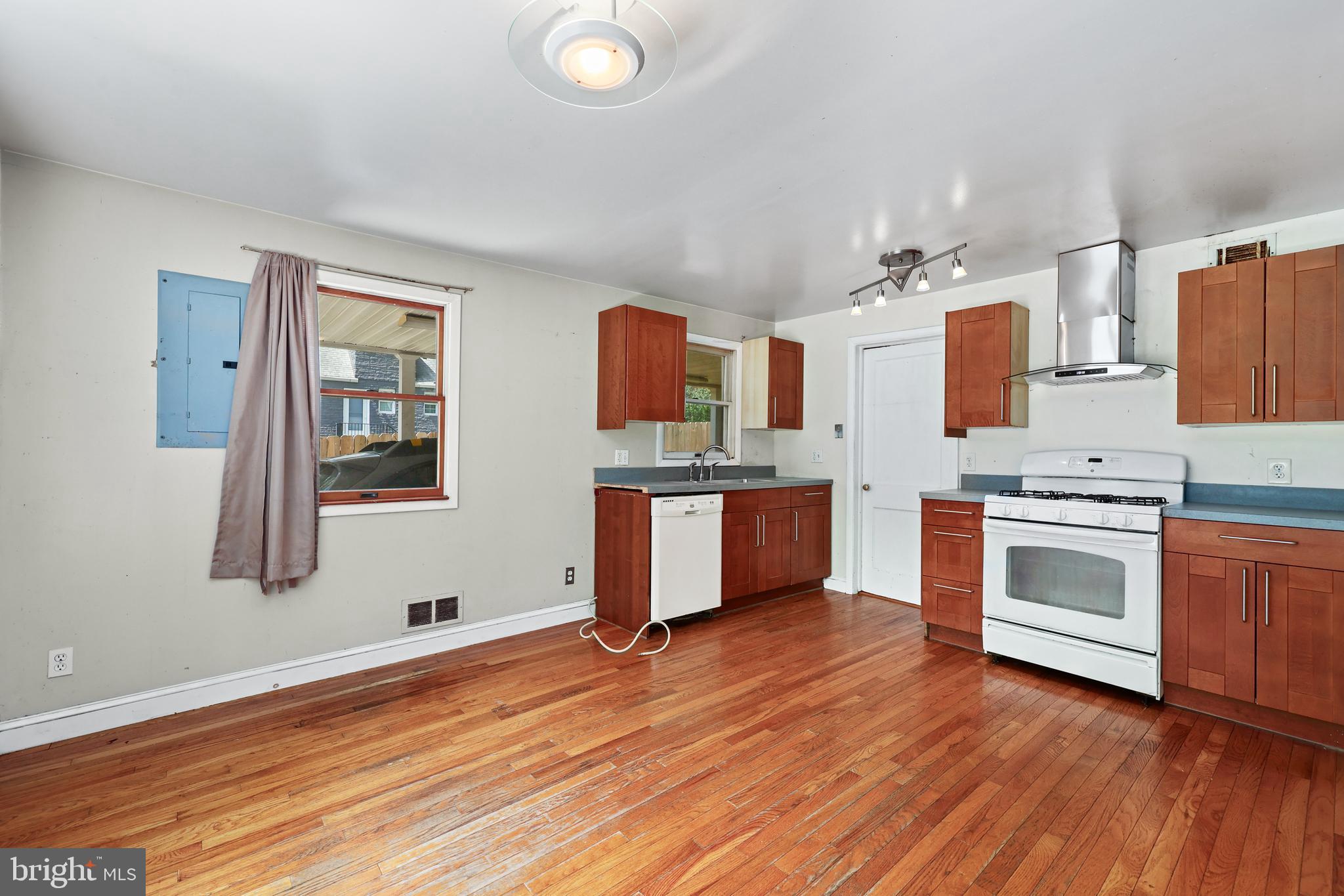 6830 CUSTIS PARKWAY