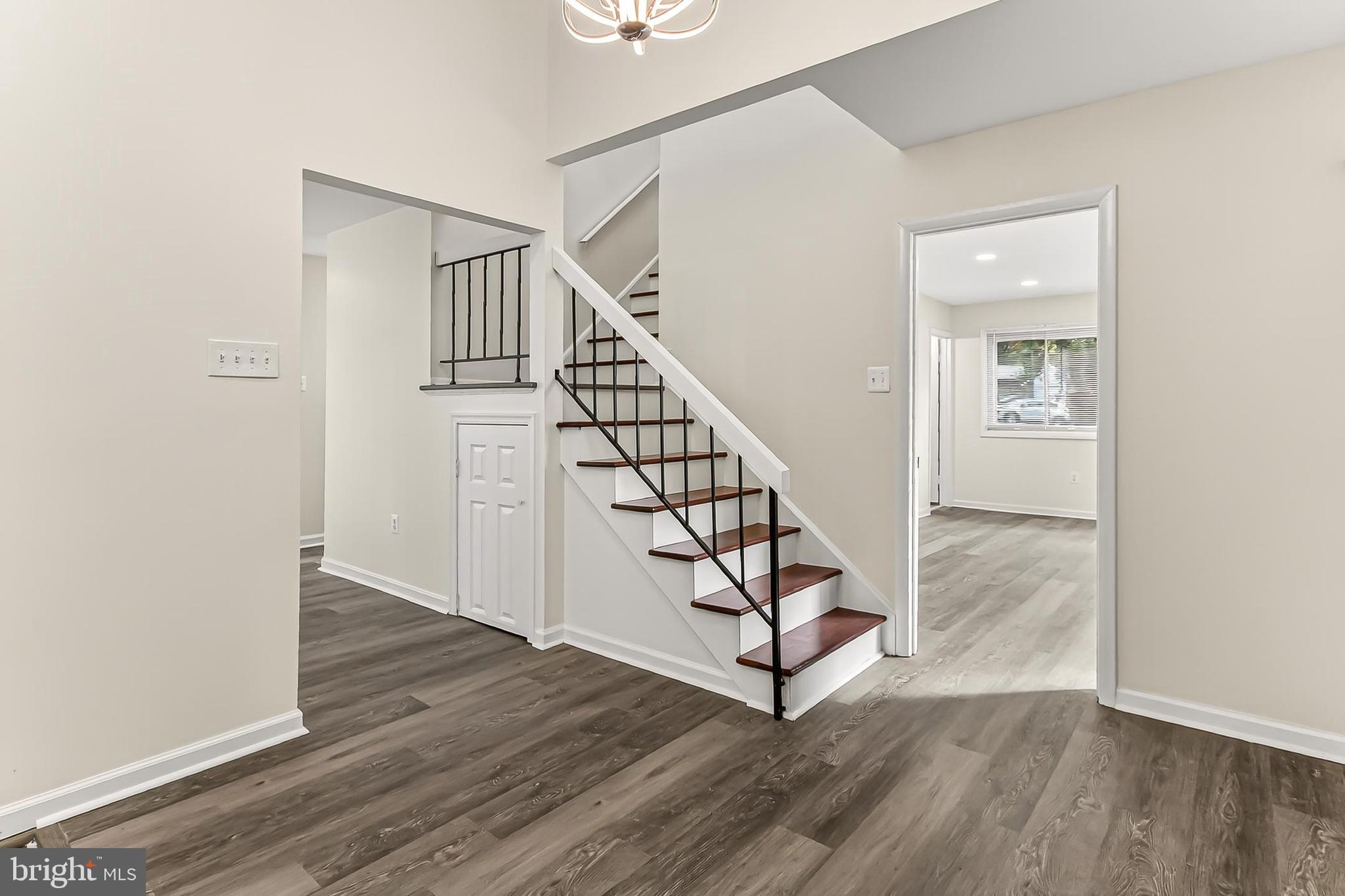 229 W MEADOWLAND LANE