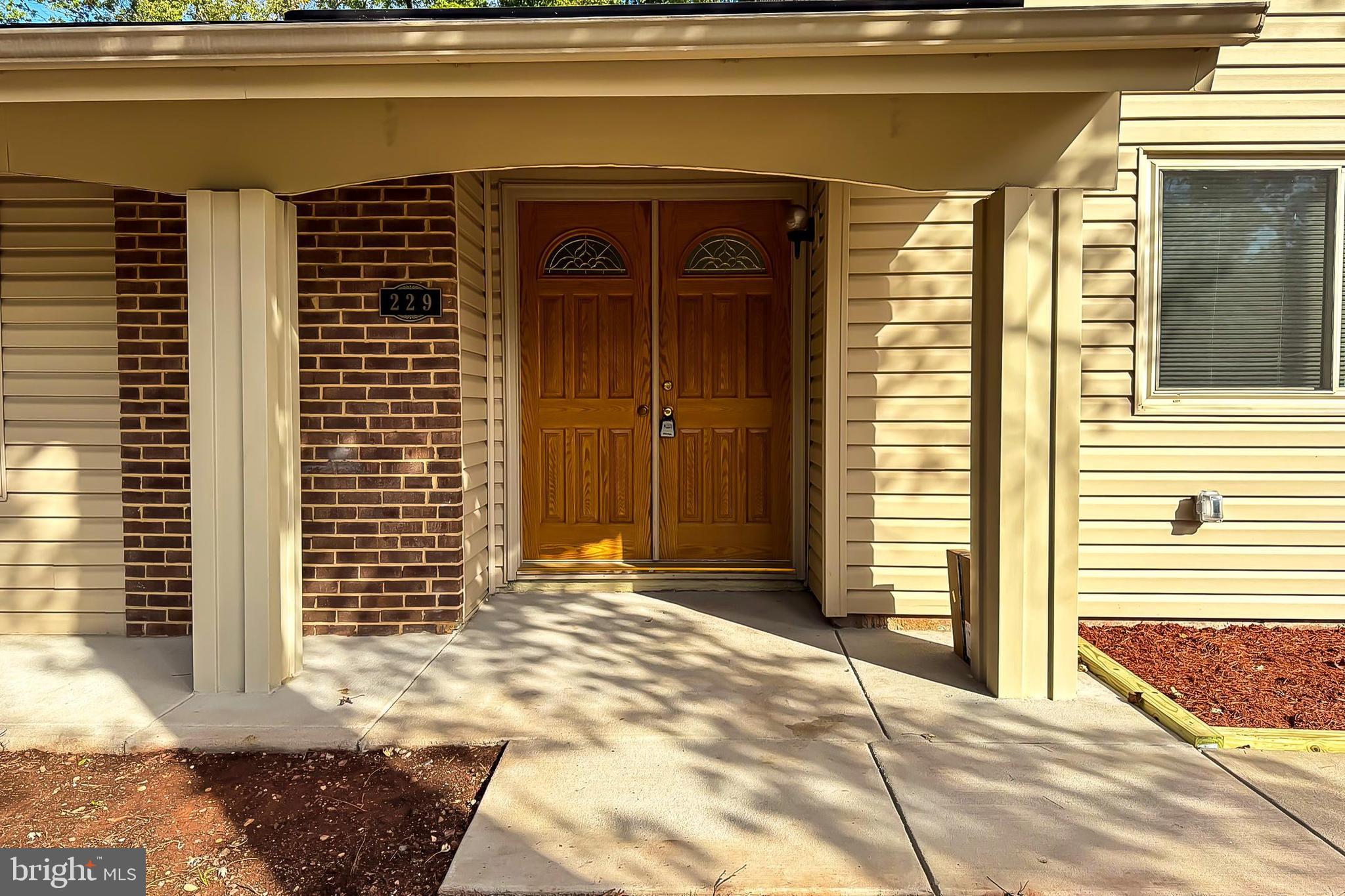 229 W MEADOWLAND LANE