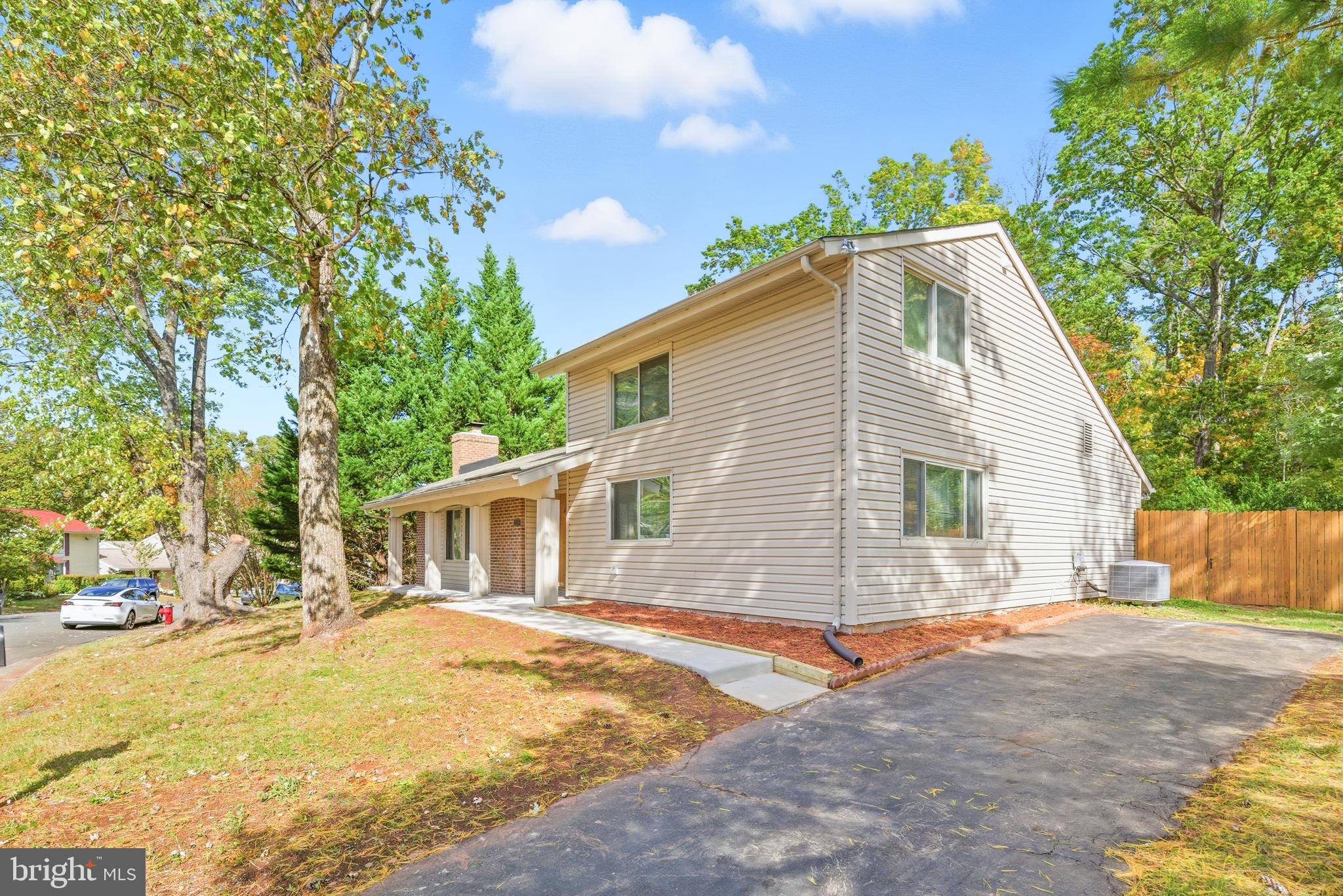 229 W MEADOWLAND LANE