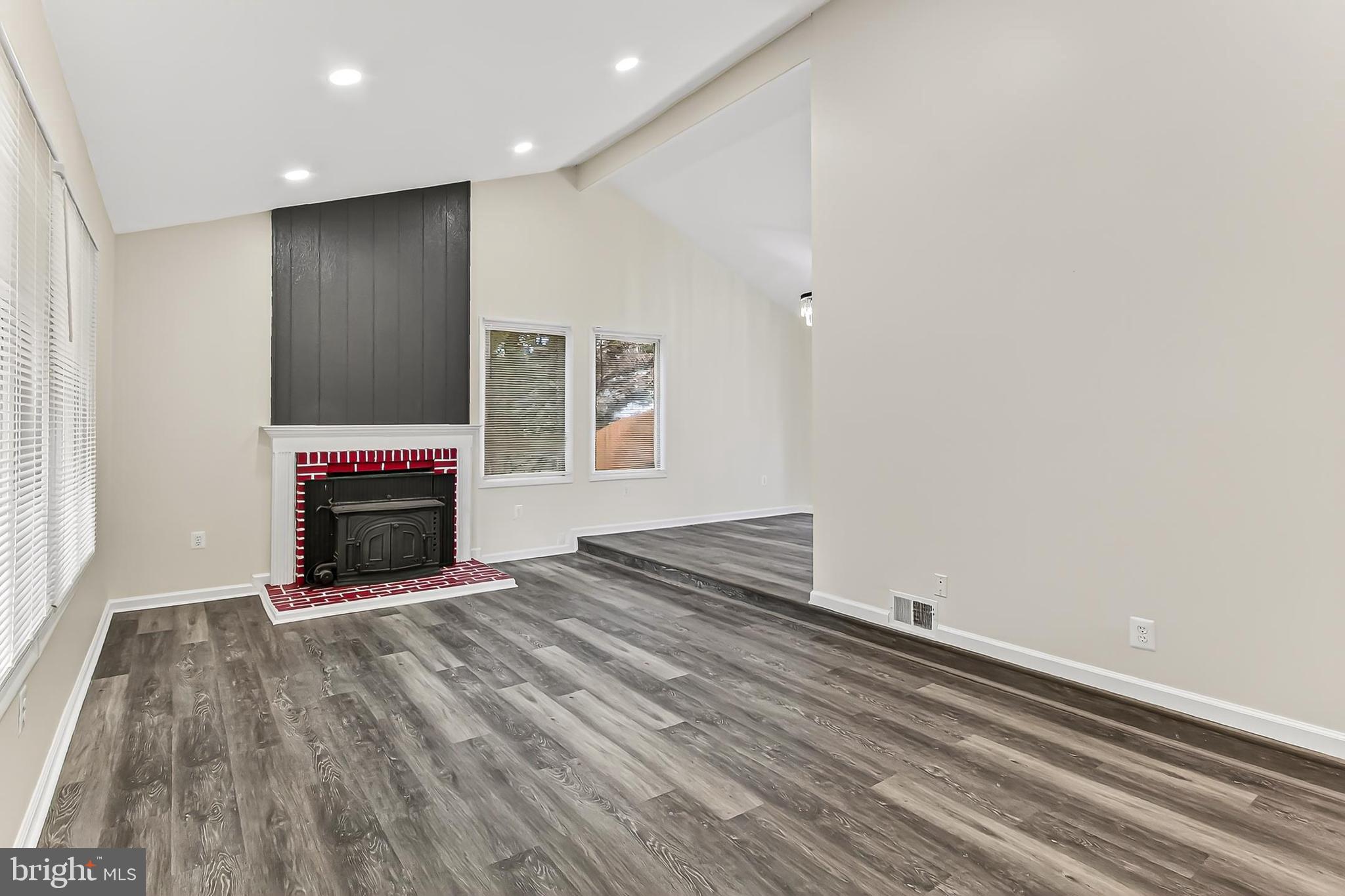 229 W MEADOWLAND LANE