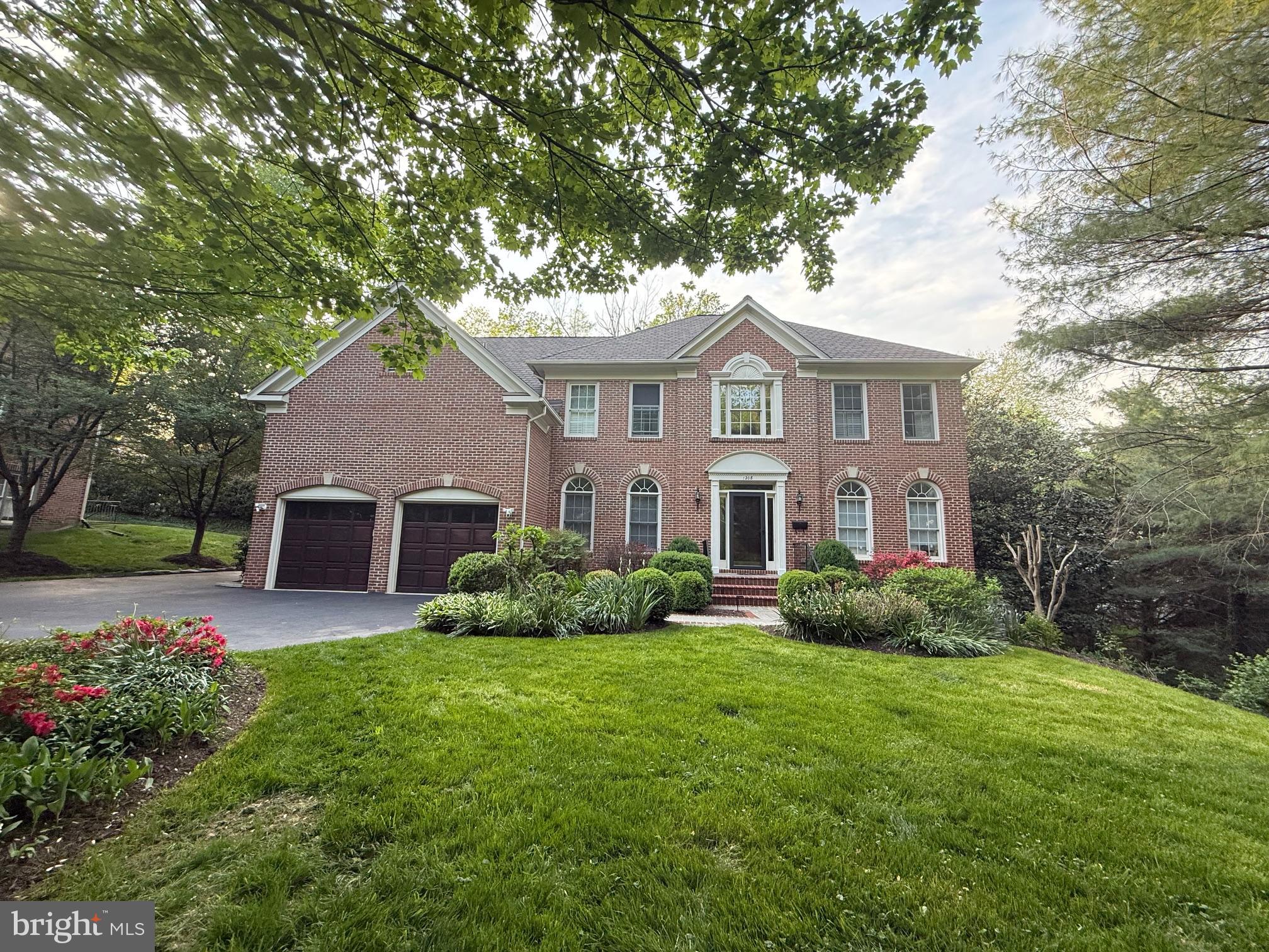 1208 INGLESIDE AVENUE