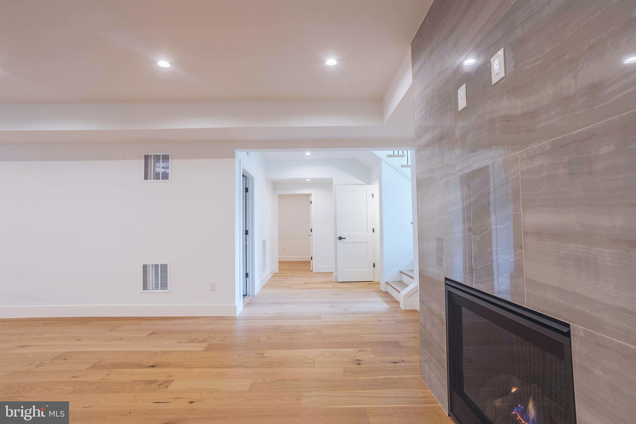 VIENNA WOODS - Residential