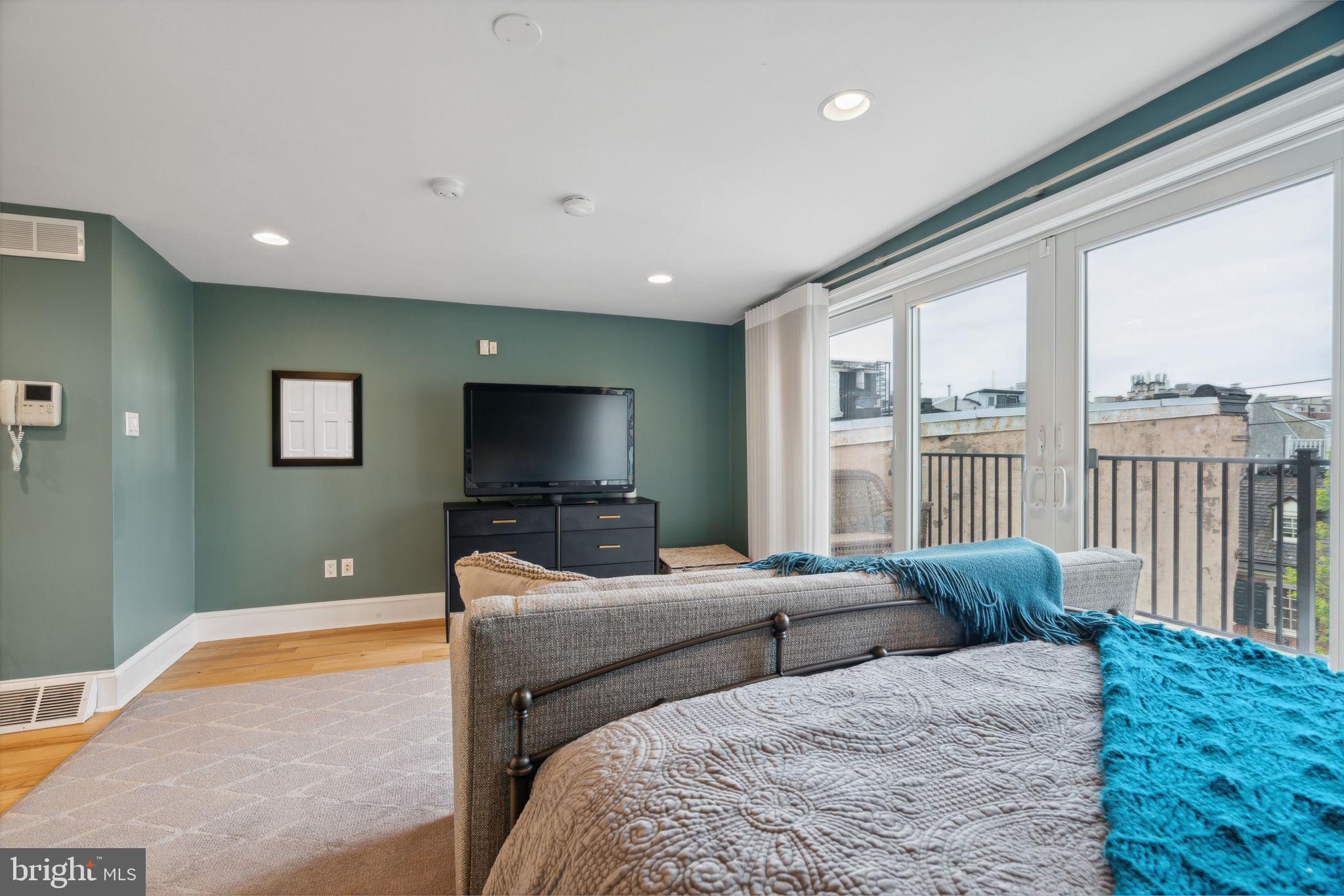 QUEEN VILLAGE - Residential