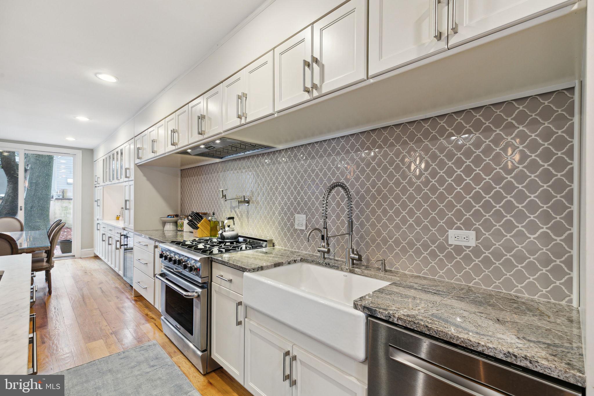 QUEEN VILLAGE - Residential