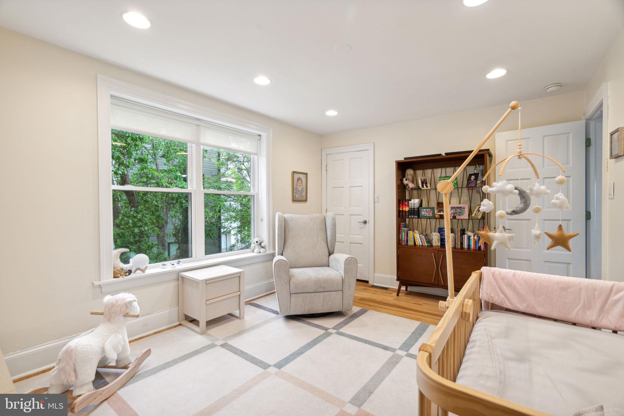 QUEEN VILLAGE - Residential