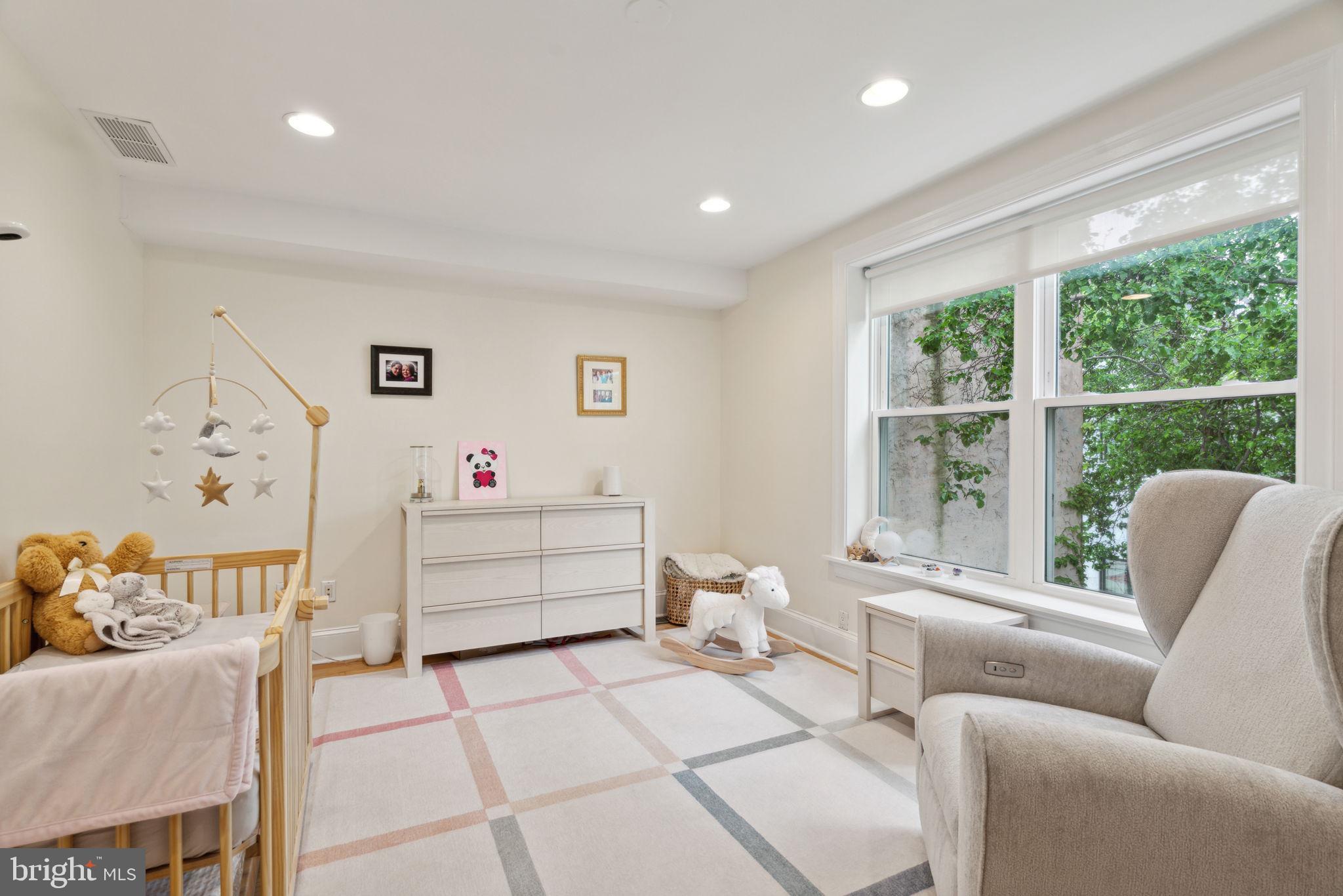 QUEEN VILLAGE - Residential