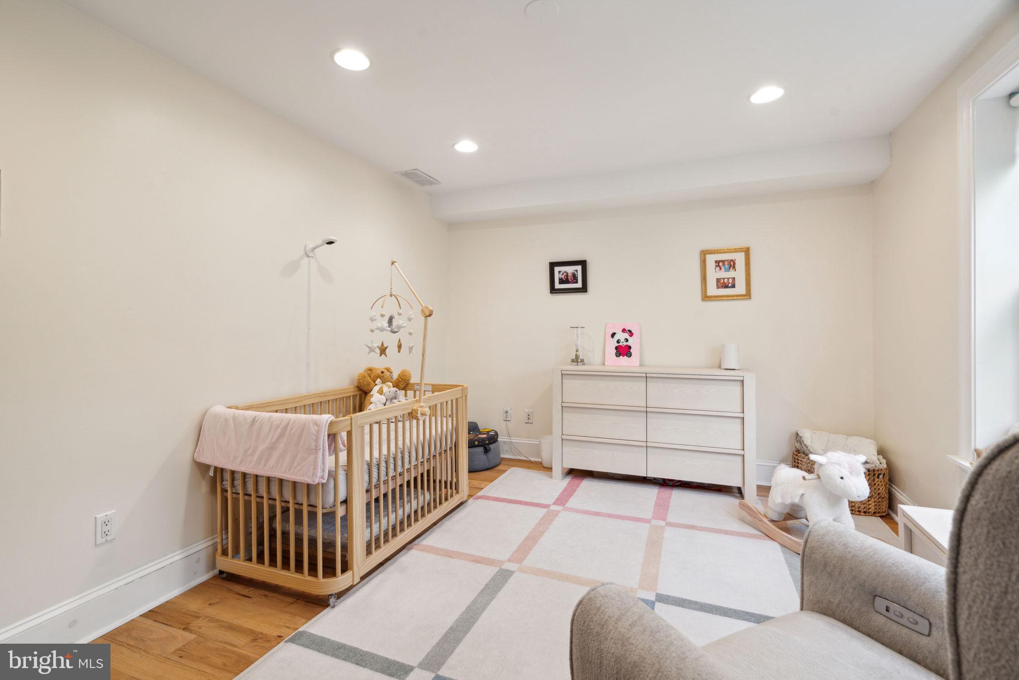 QUEEN VILLAGE - Residential