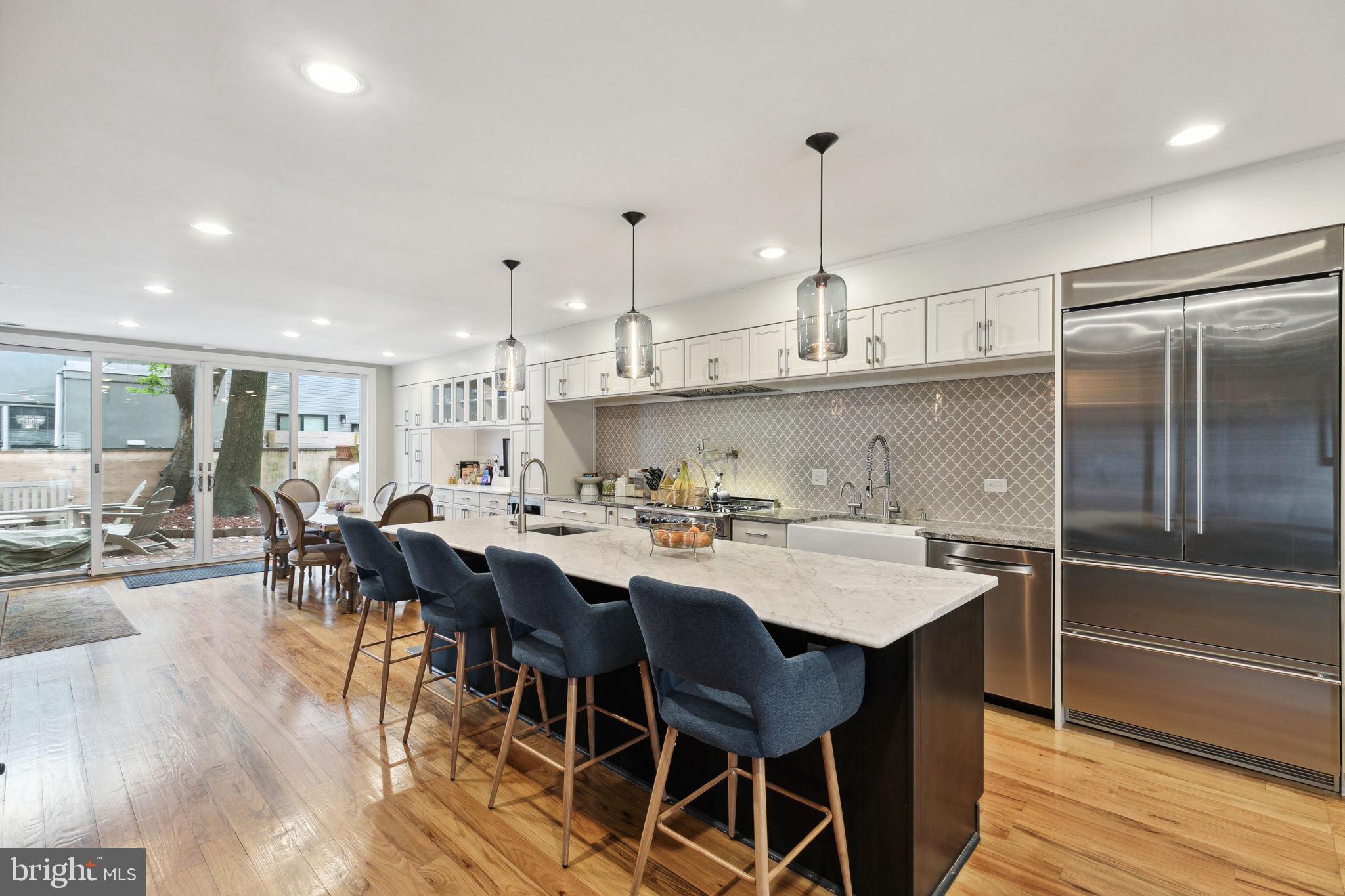 QUEEN VILLAGE - Residential