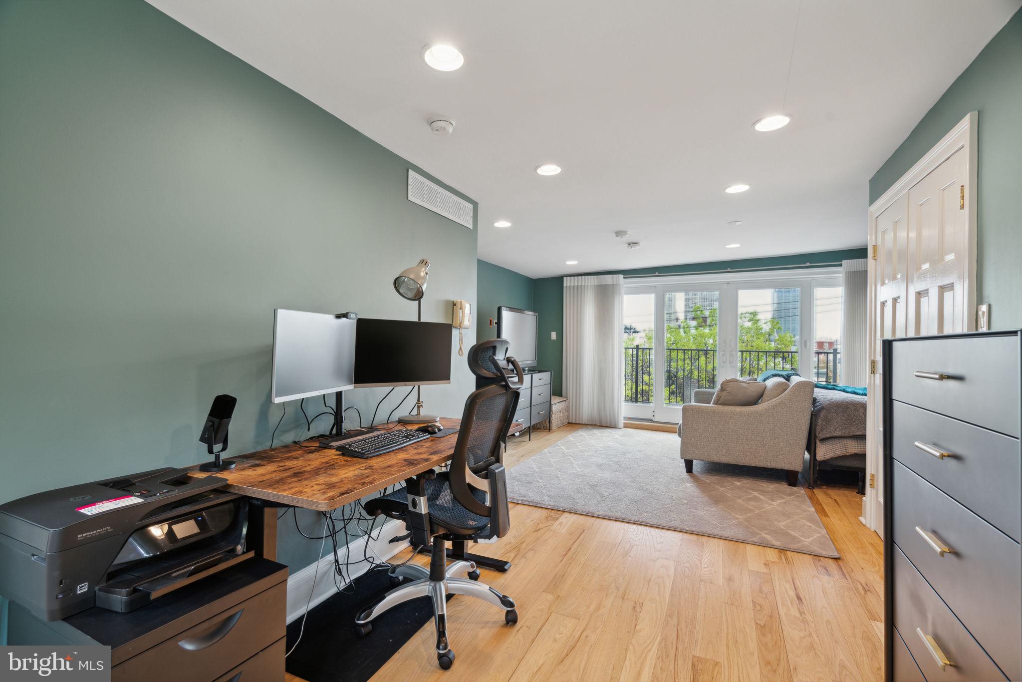 QUEEN VILLAGE - Residential