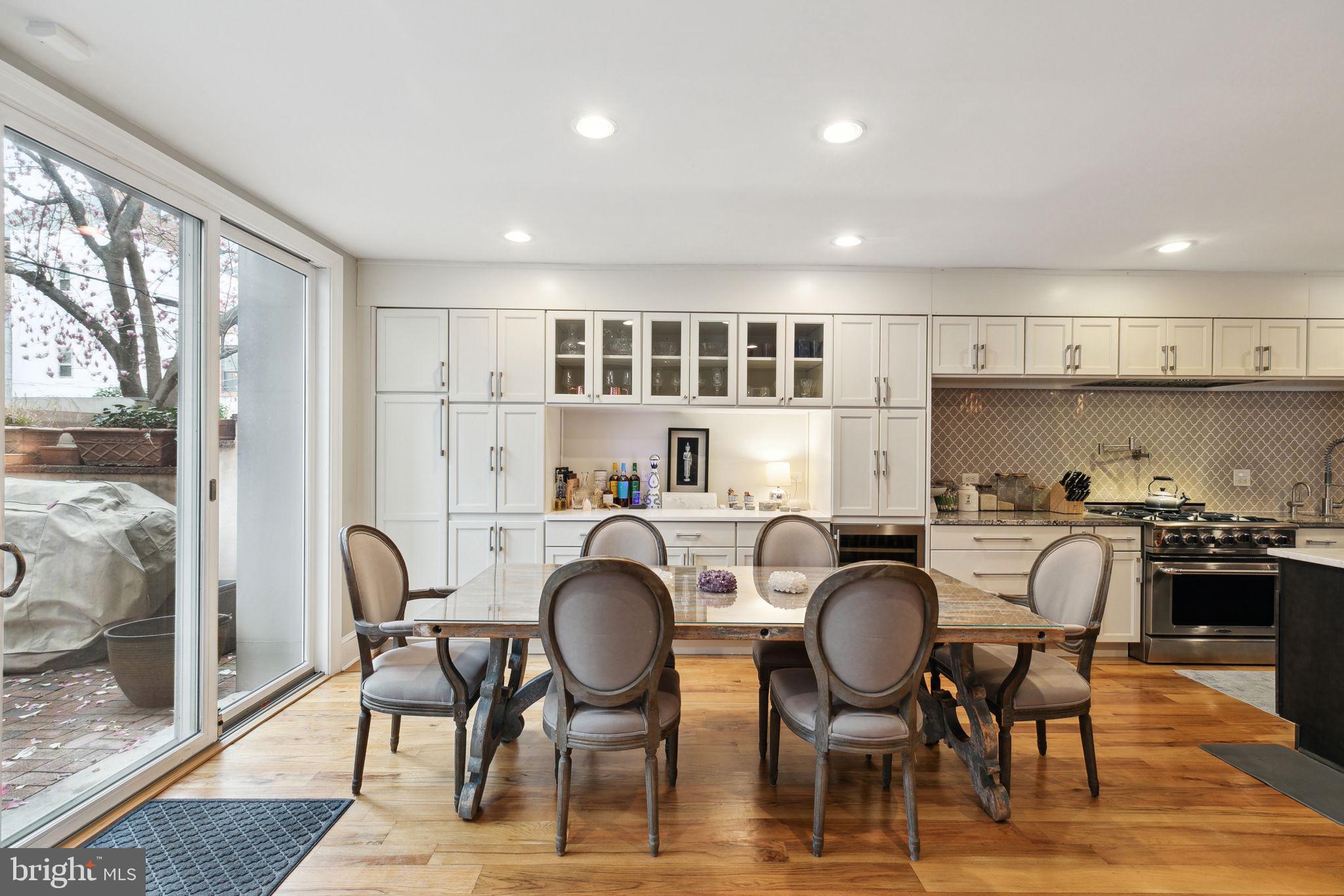 QUEEN VILLAGE - Residential