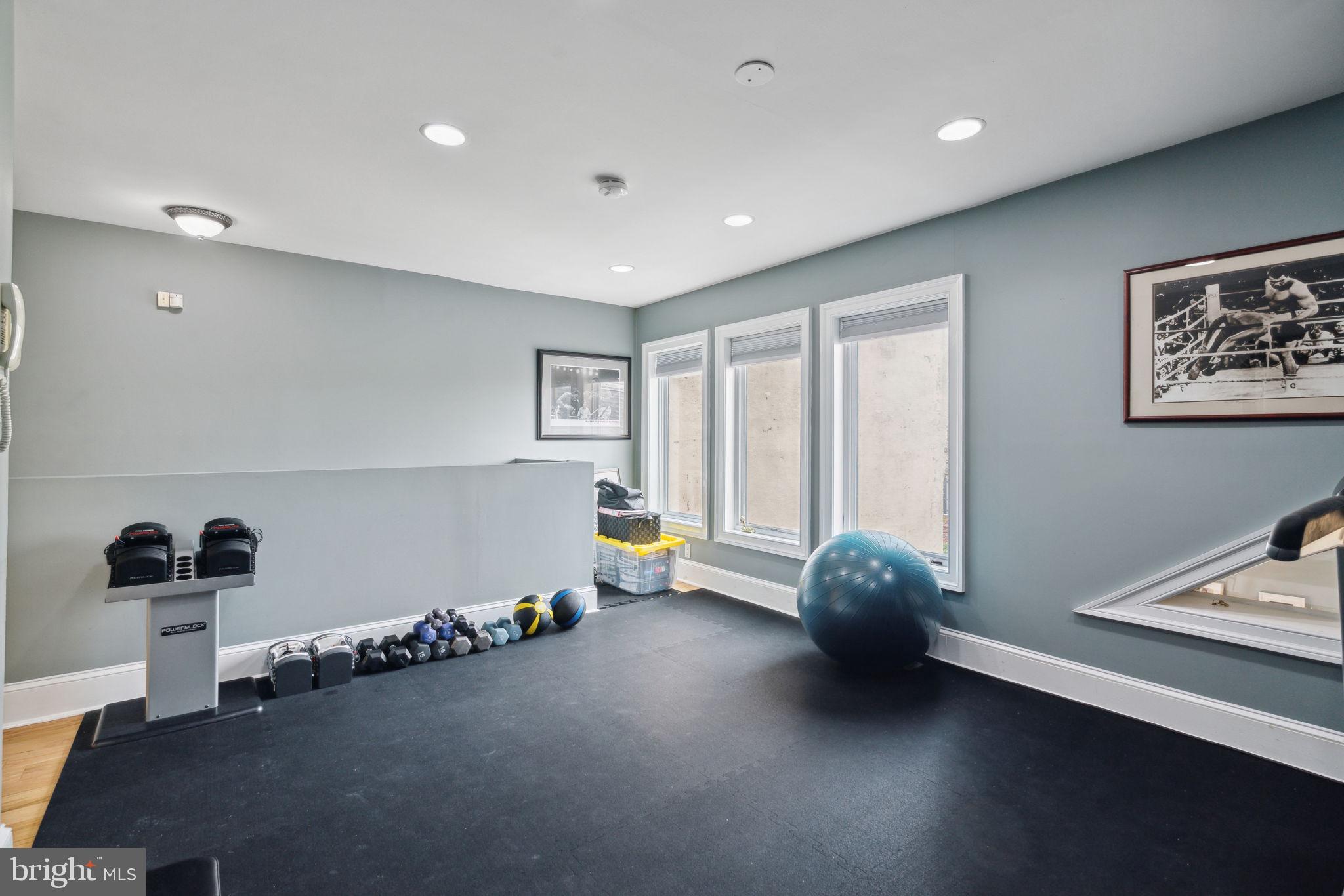 QUEEN VILLAGE - Residential