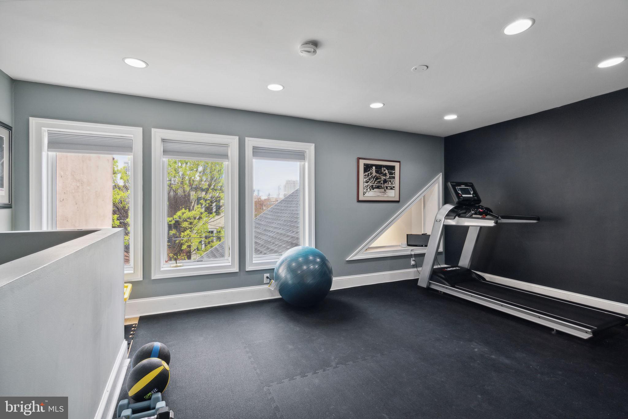 QUEEN VILLAGE - Residential