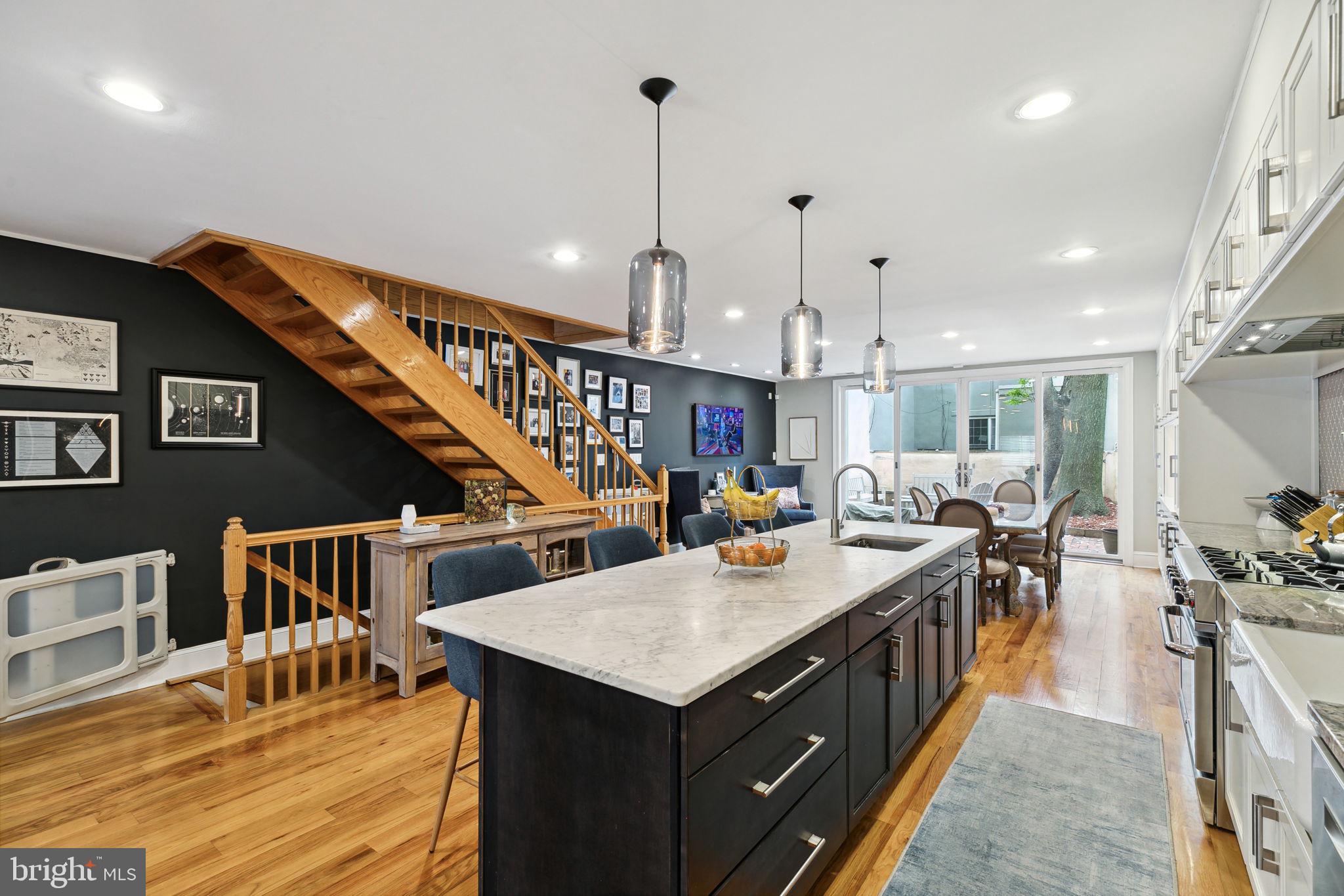 QUEEN VILLAGE - Residential