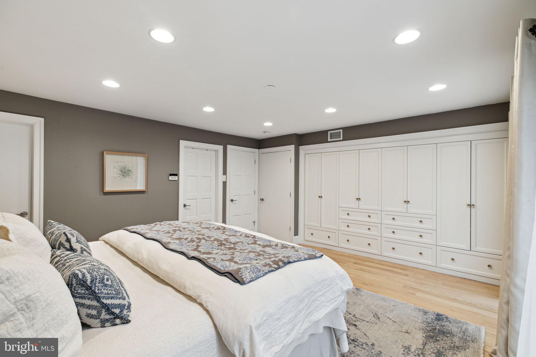 QUEEN VILLAGE - Residential