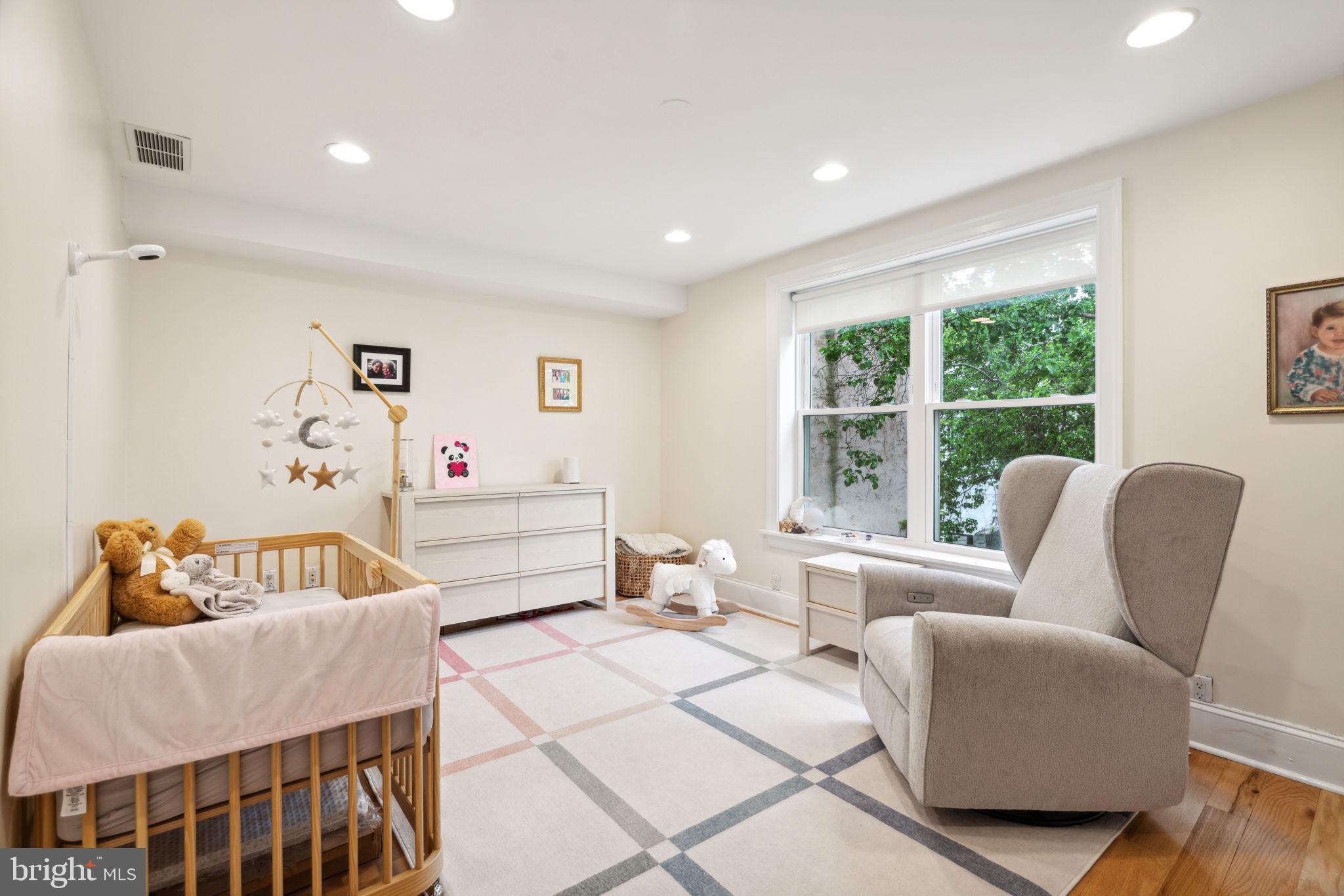 QUEEN VILLAGE - Residential