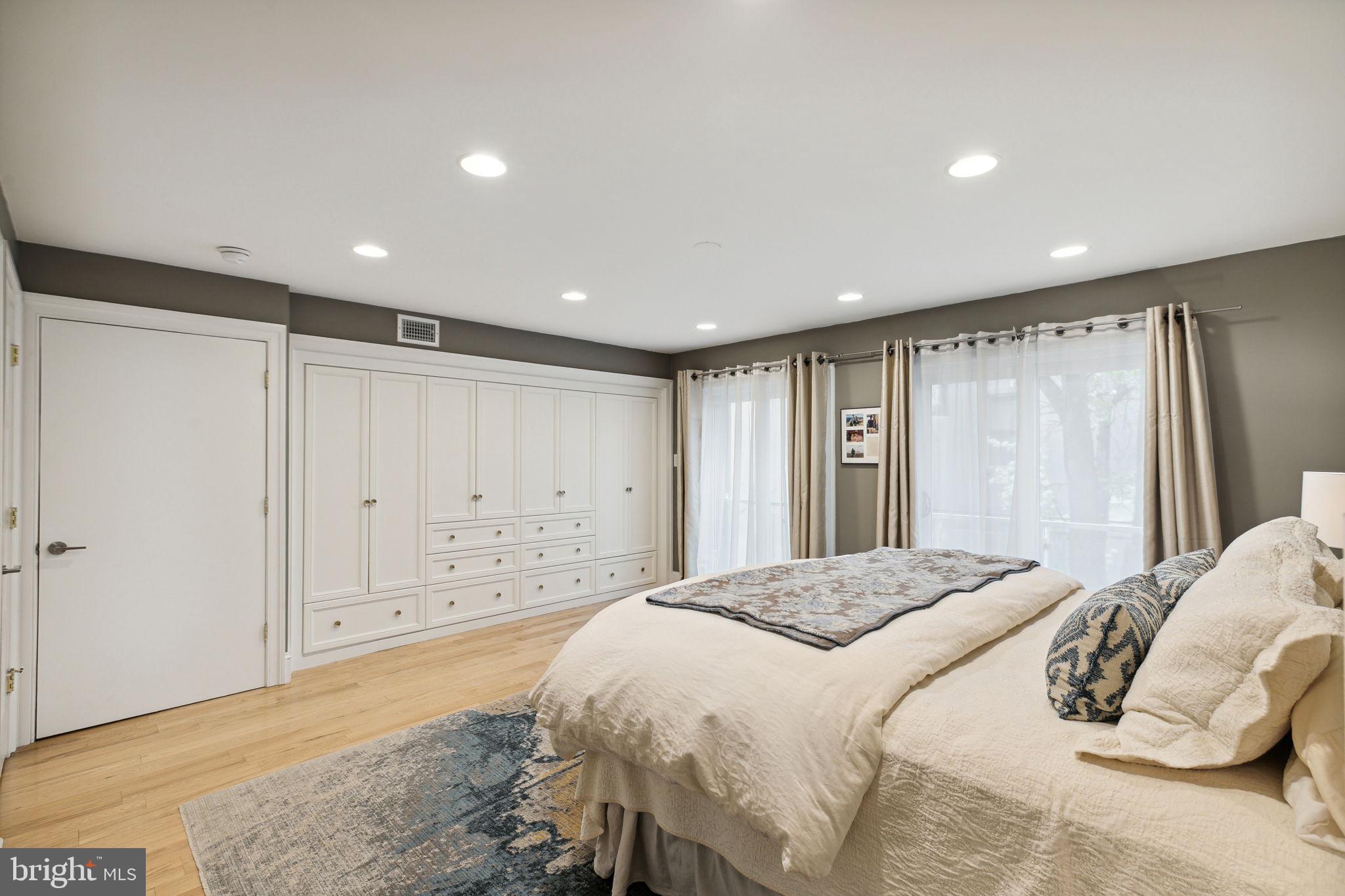 QUEEN VILLAGE - Residential