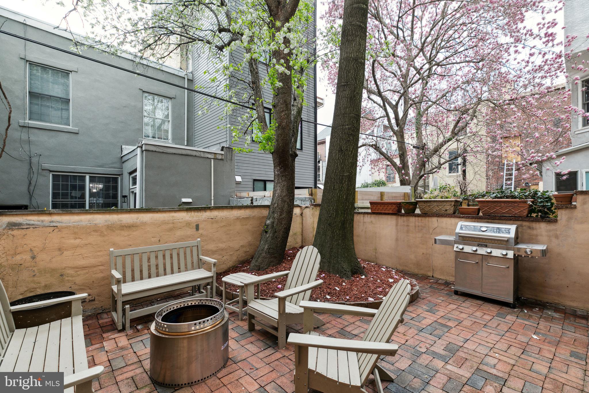 QUEEN VILLAGE - Residential