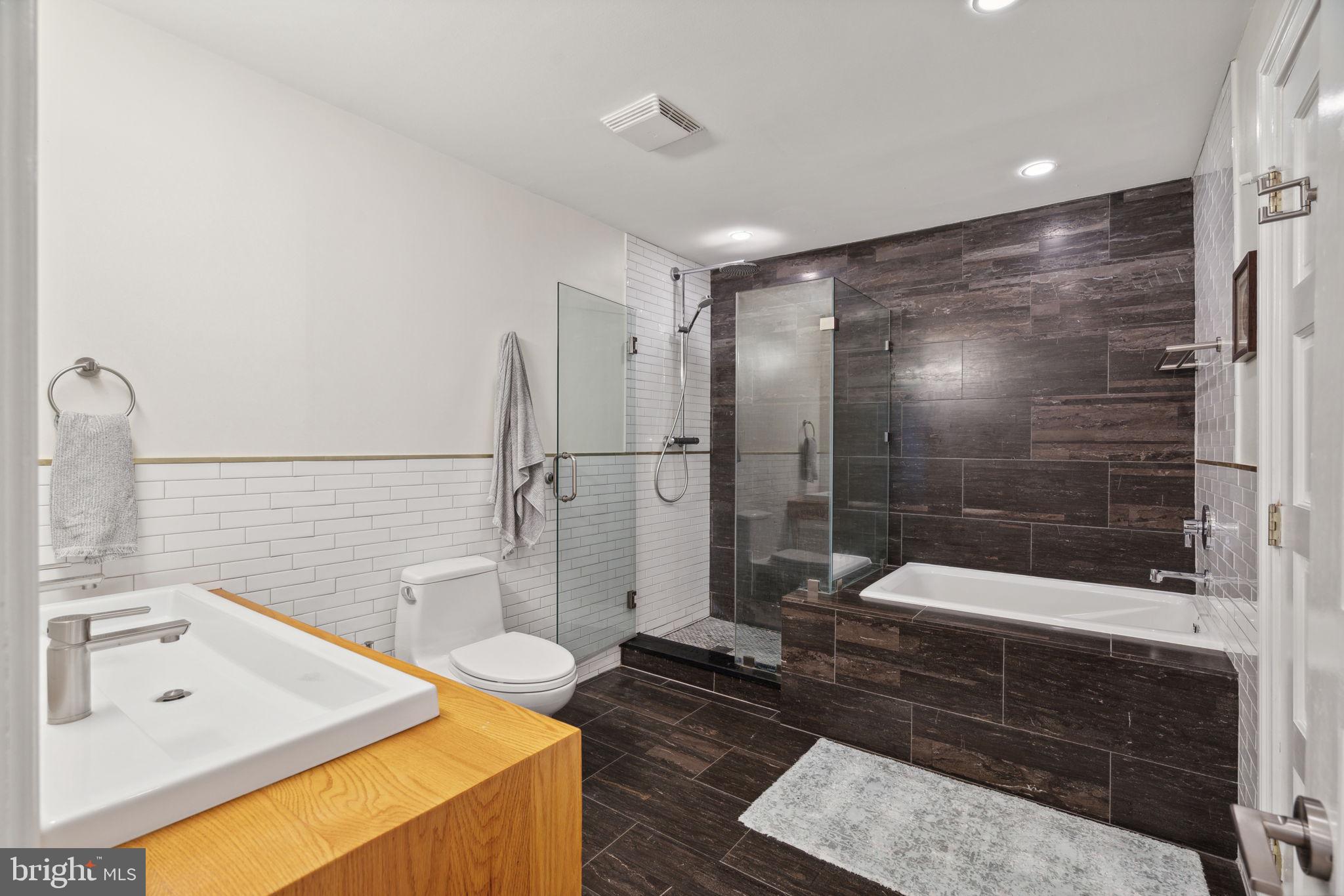 QUEEN VILLAGE - Residential