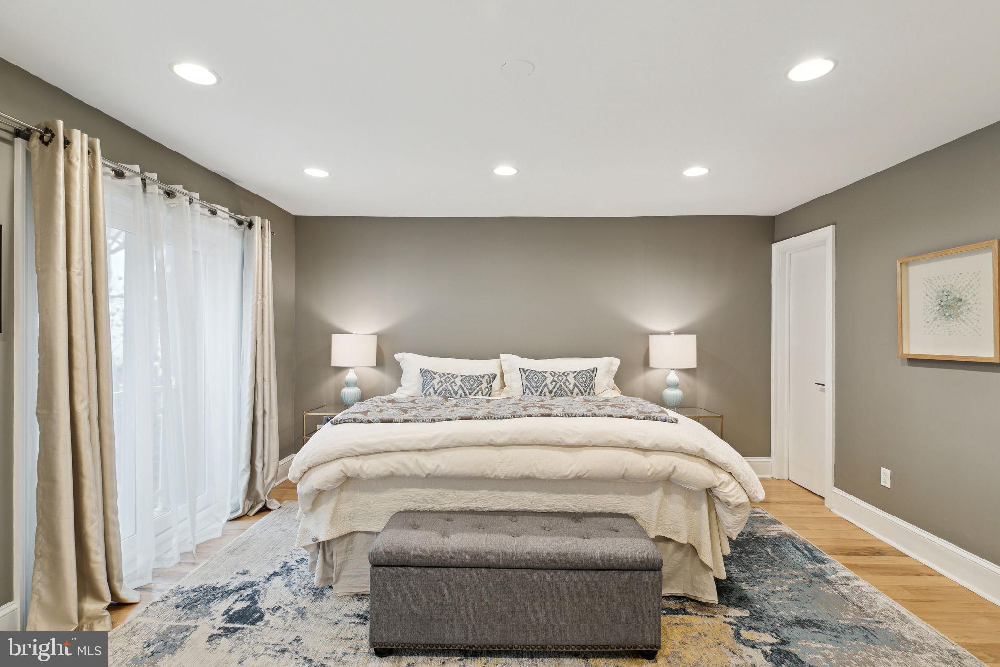 QUEEN VILLAGE - Residential