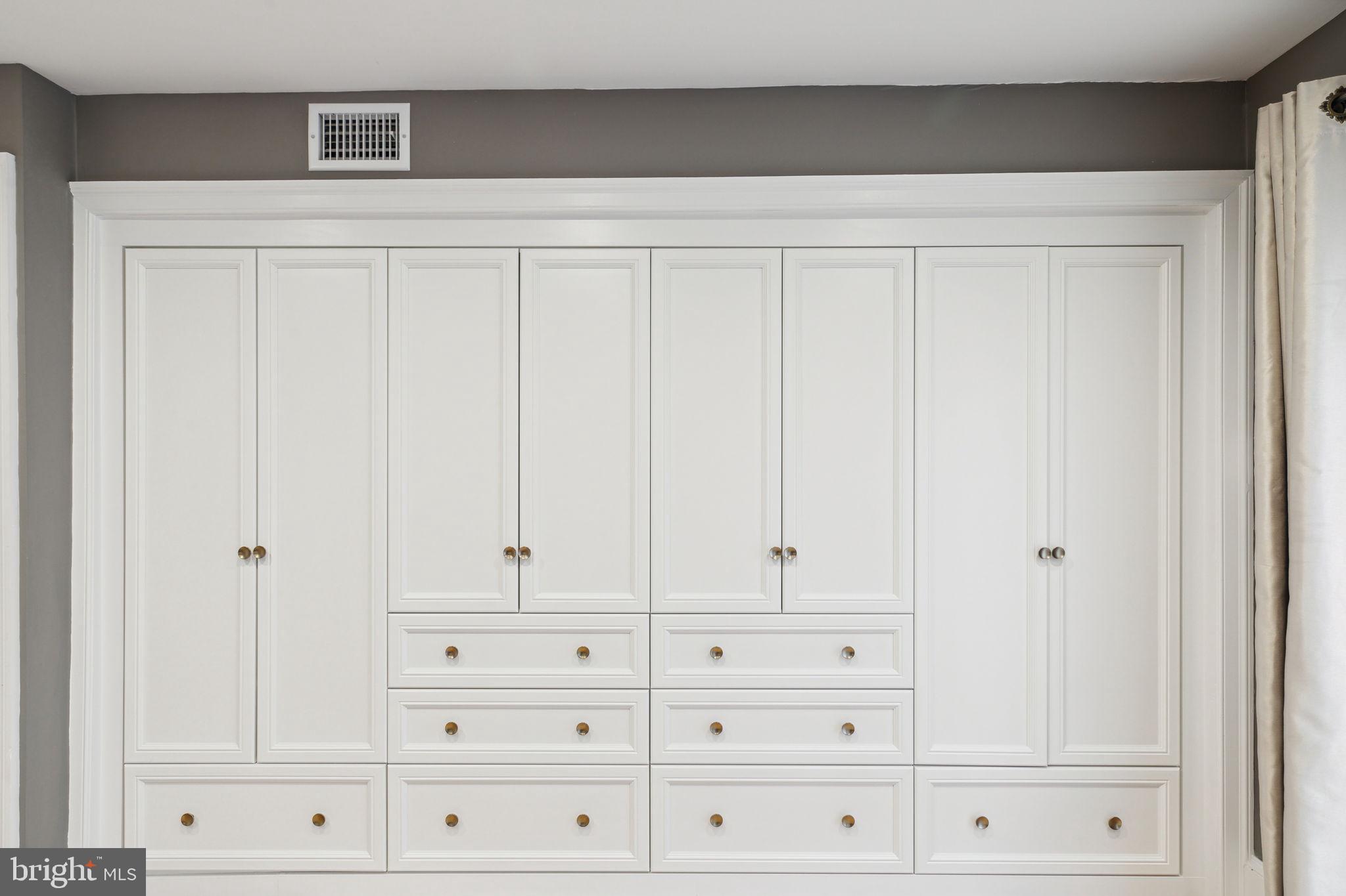 QUEEN VILLAGE - Residential