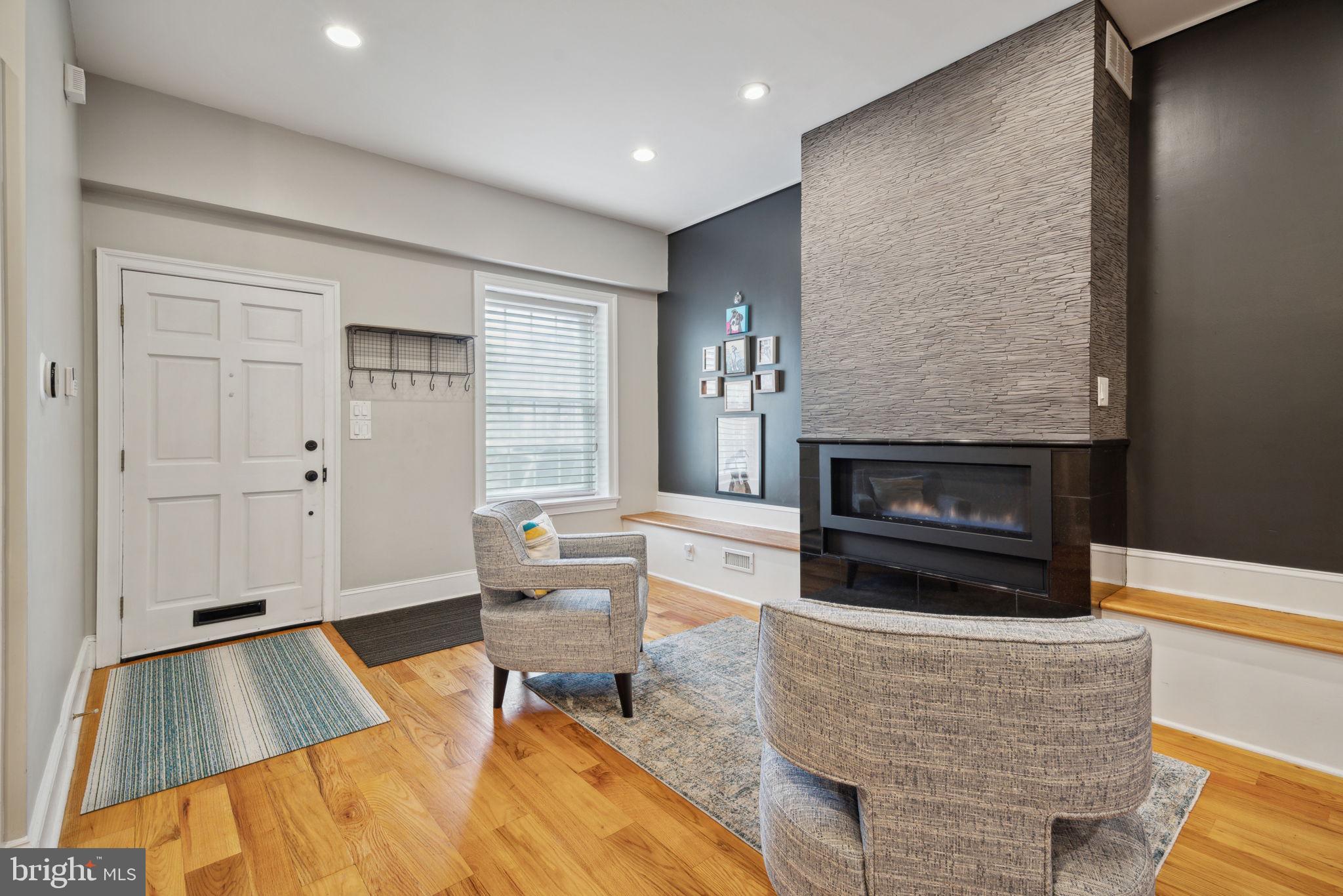 QUEEN VILLAGE - Residential