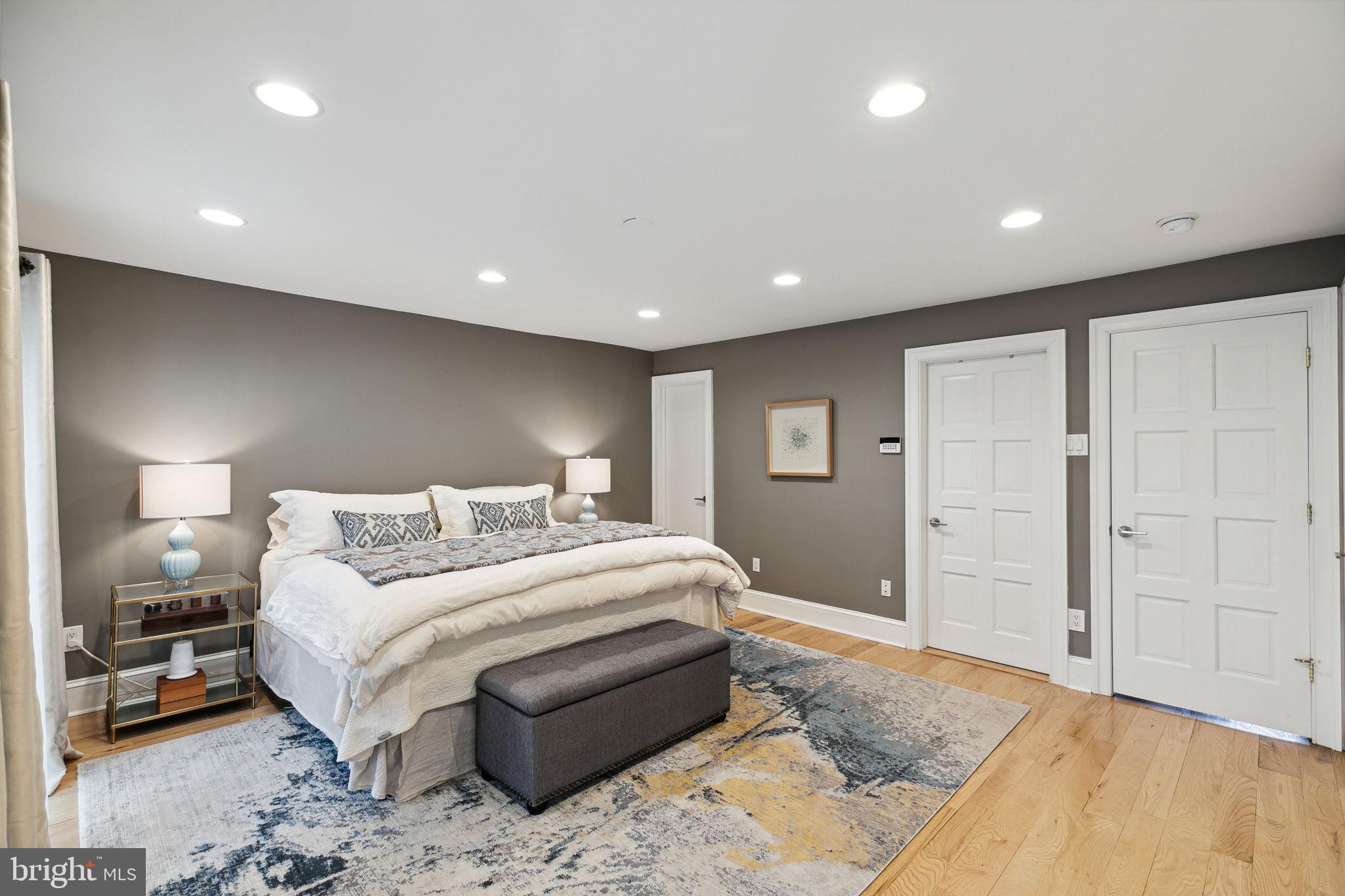 QUEEN VILLAGE - Residential