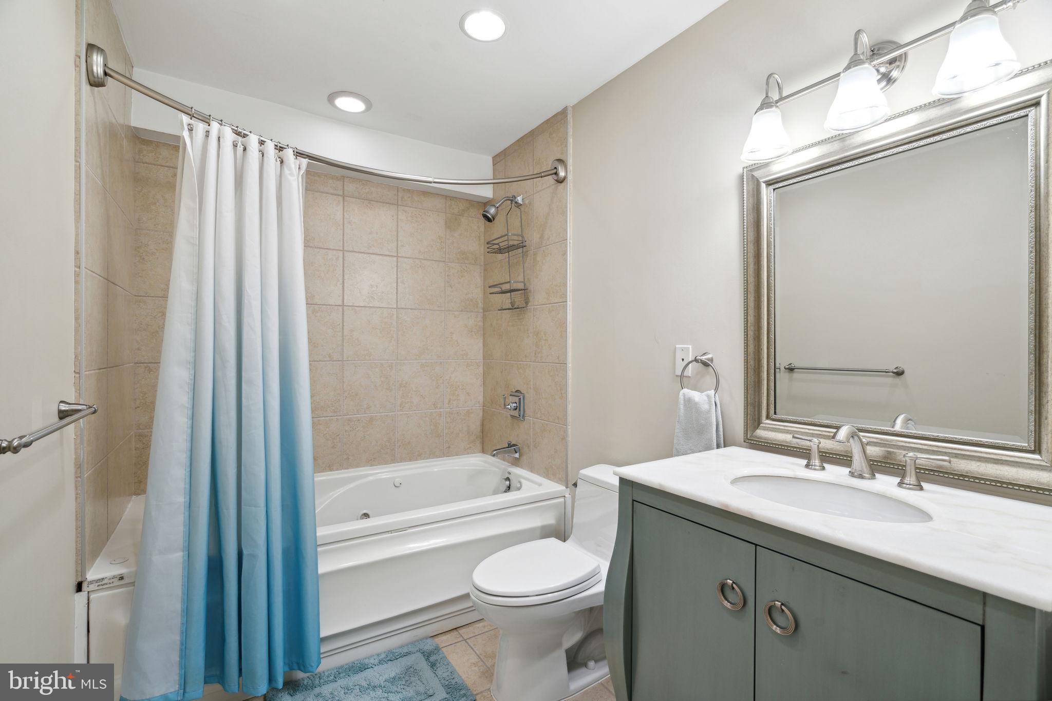 QUEEN VILLAGE - Residential