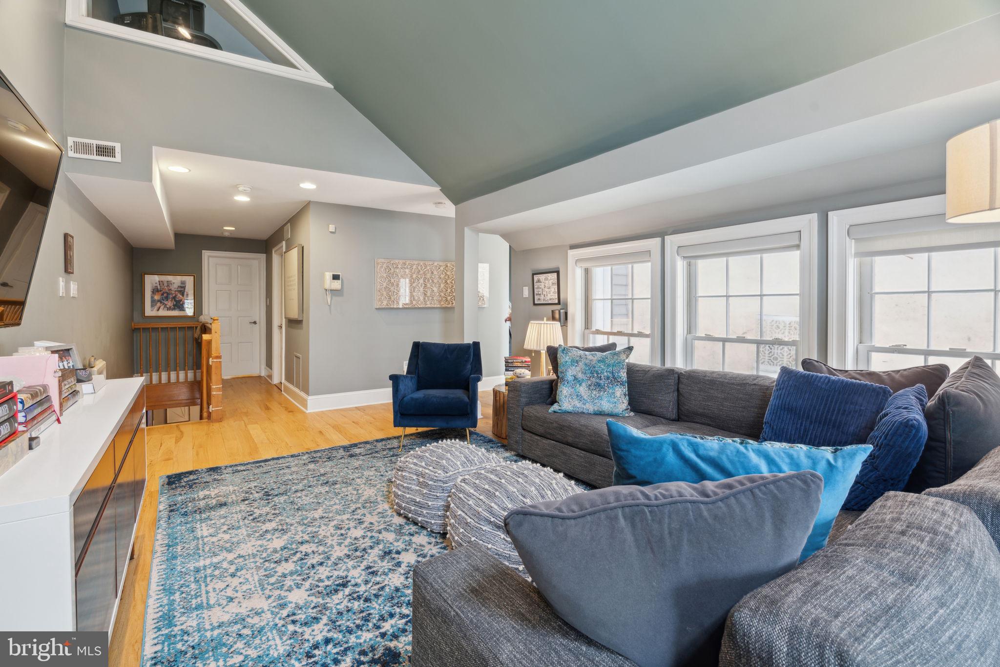 QUEEN VILLAGE - Residential