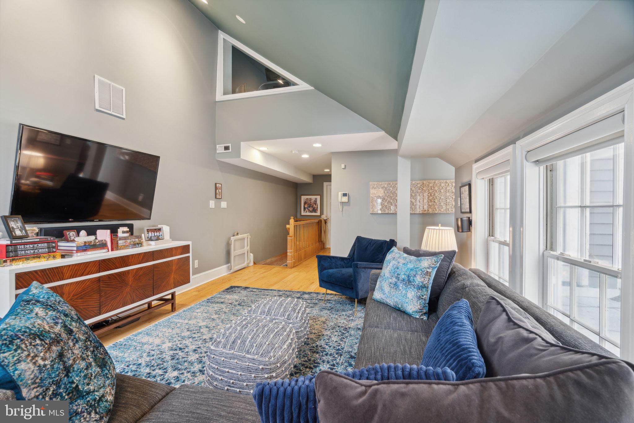 QUEEN VILLAGE - Residential