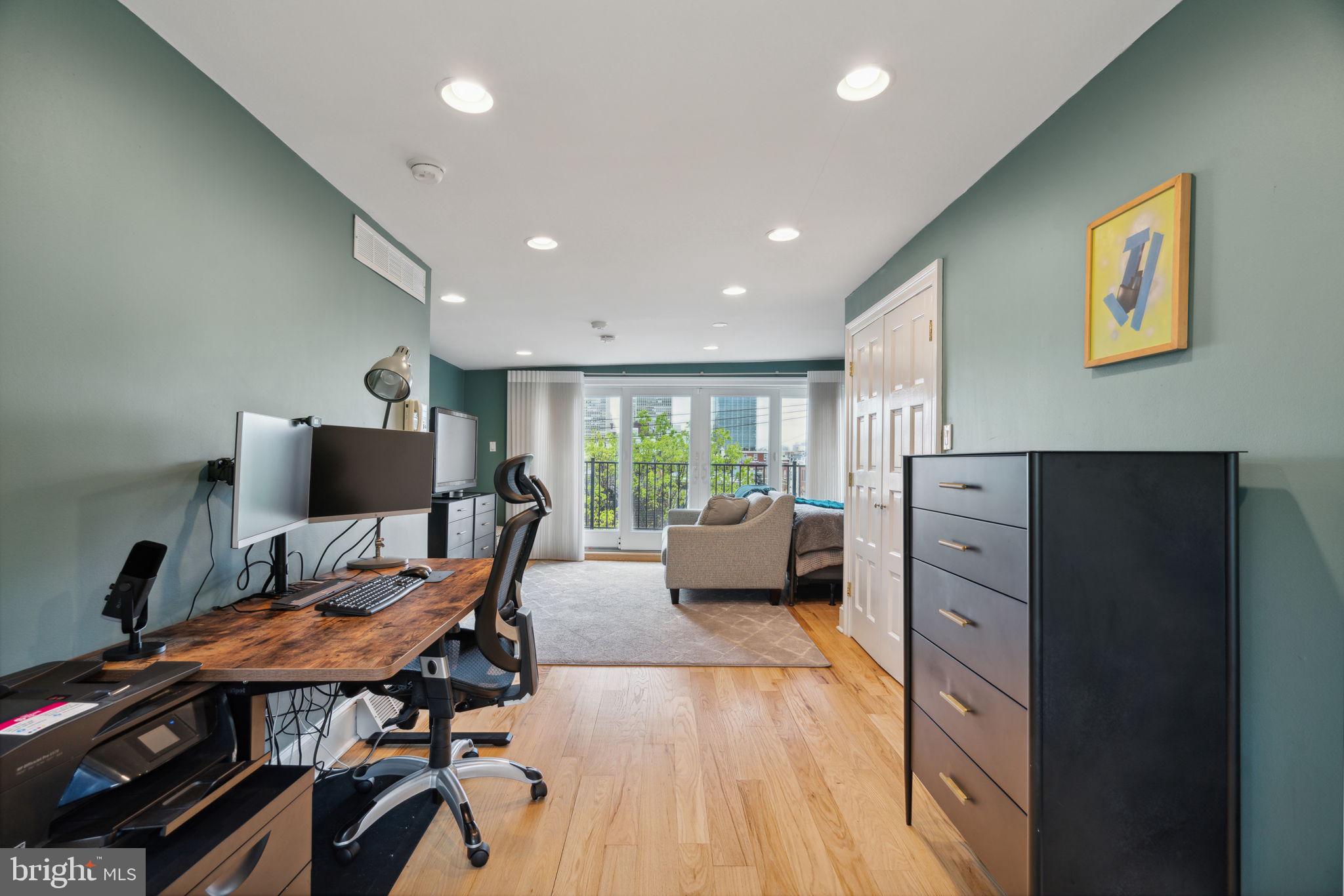 QUEEN VILLAGE - Residential