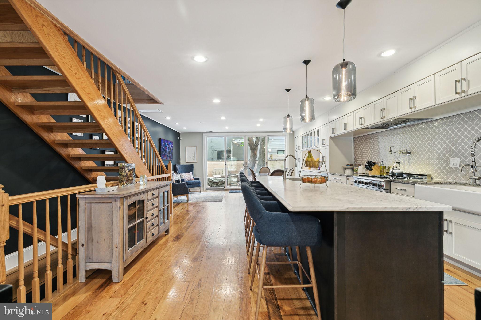 QUEEN VILLAGE - Residential