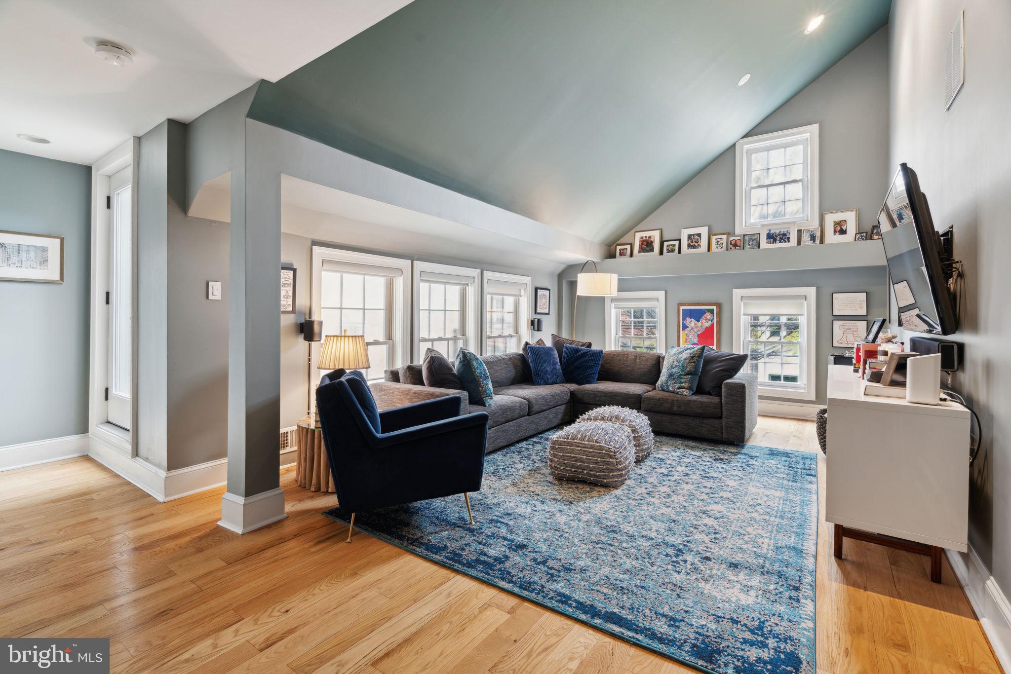 QUEEN VILLAGE - Residential