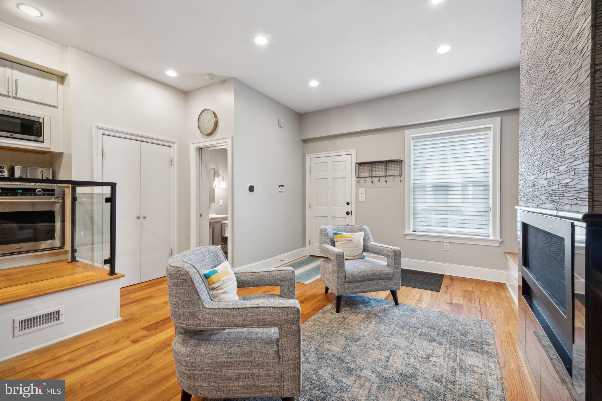 QUEEN VILLAGE - Residential