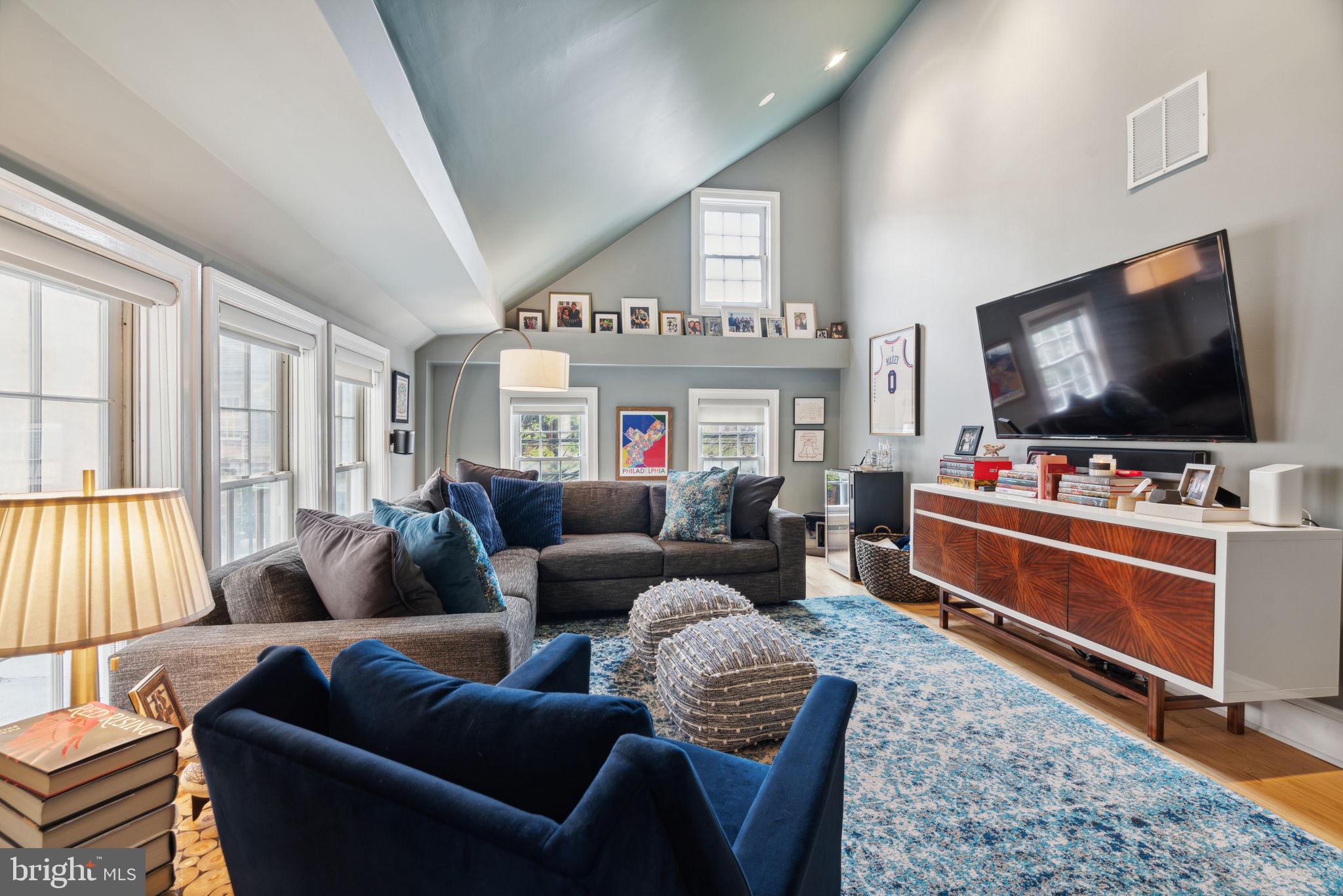 QUEEN VILLAGE - Residential