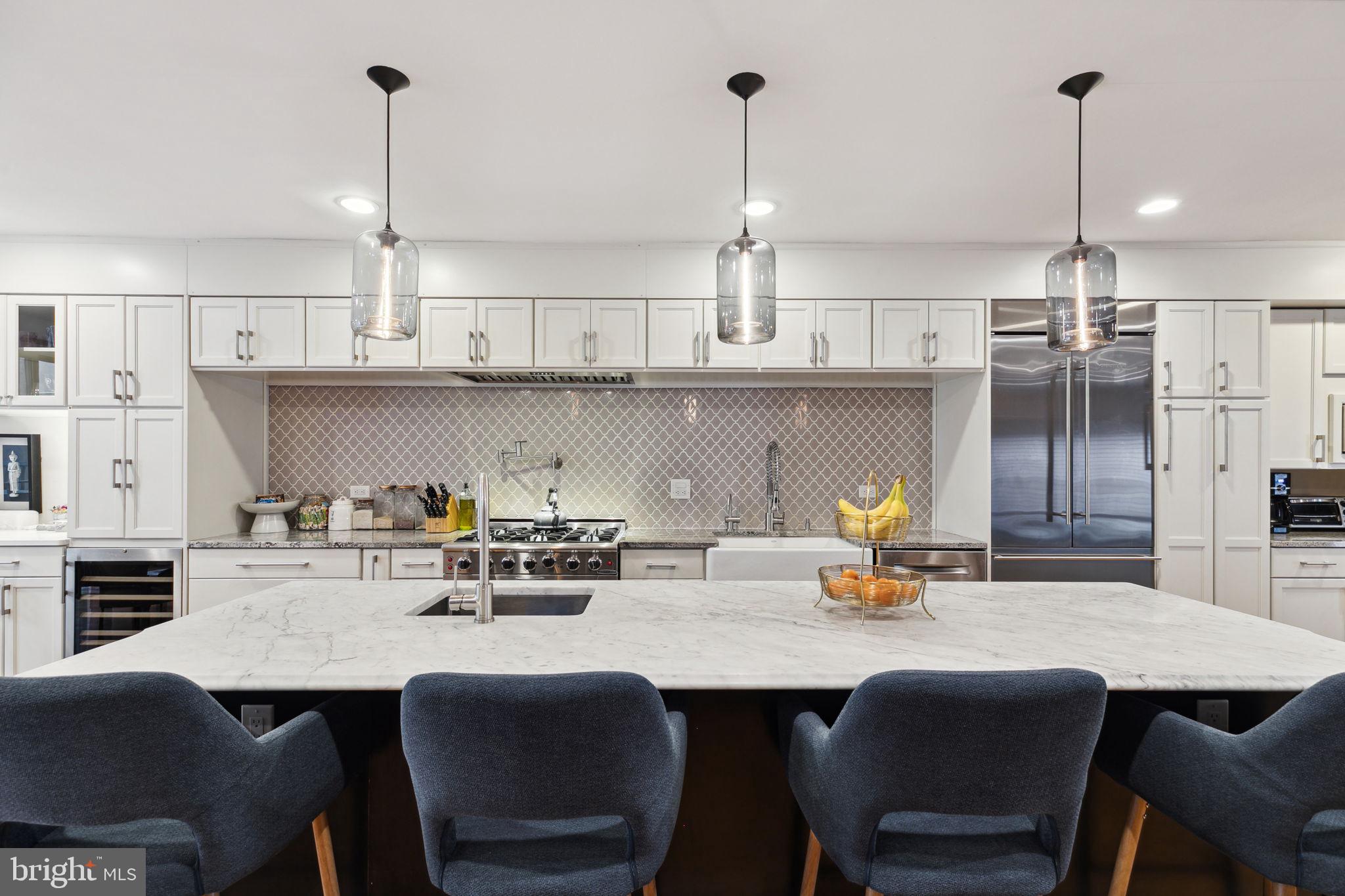 QUEEN VILLAGE - Residential