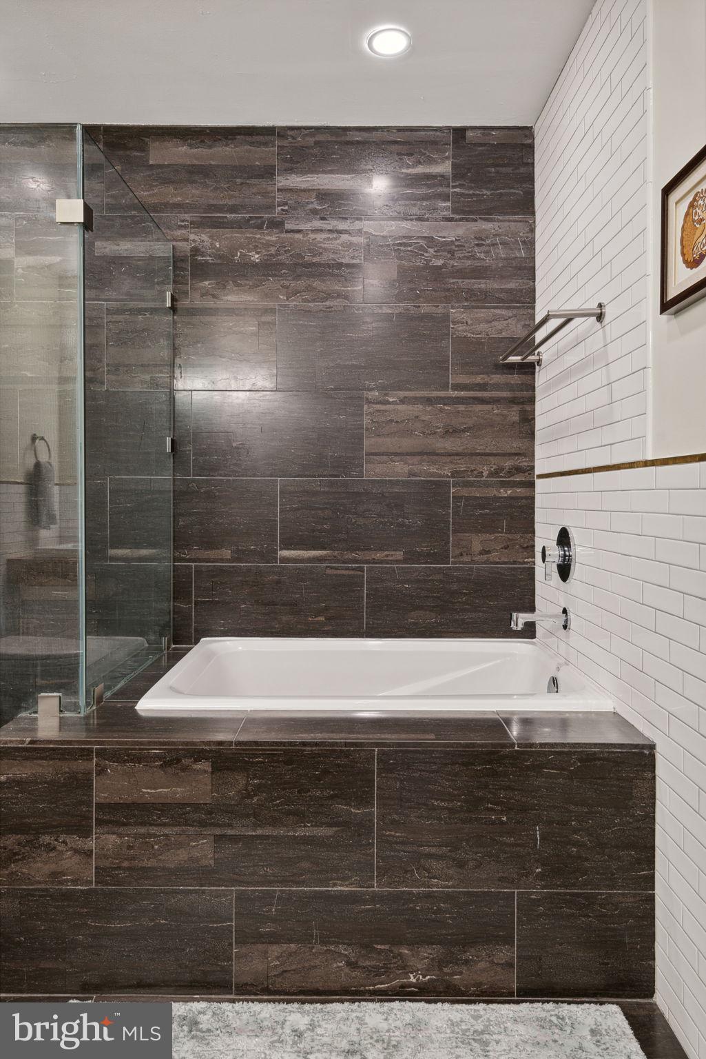 QUEEN VILLAGE - Residential