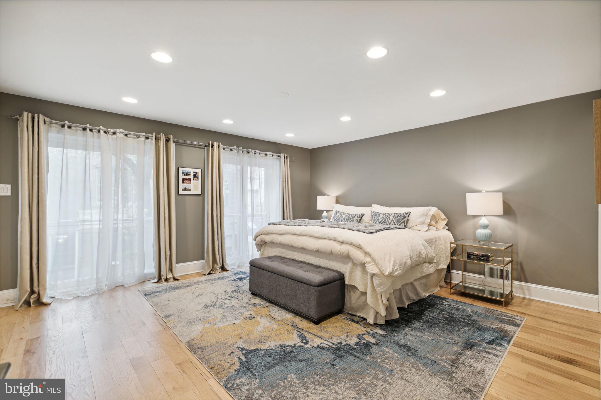 QUEEN VILLAGE - Residential