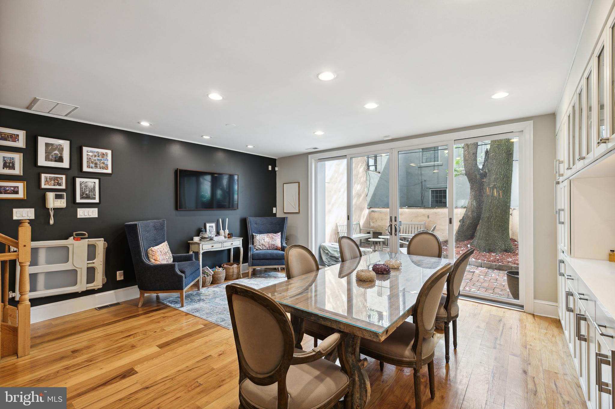 QUEEN VILLAGE - Residential