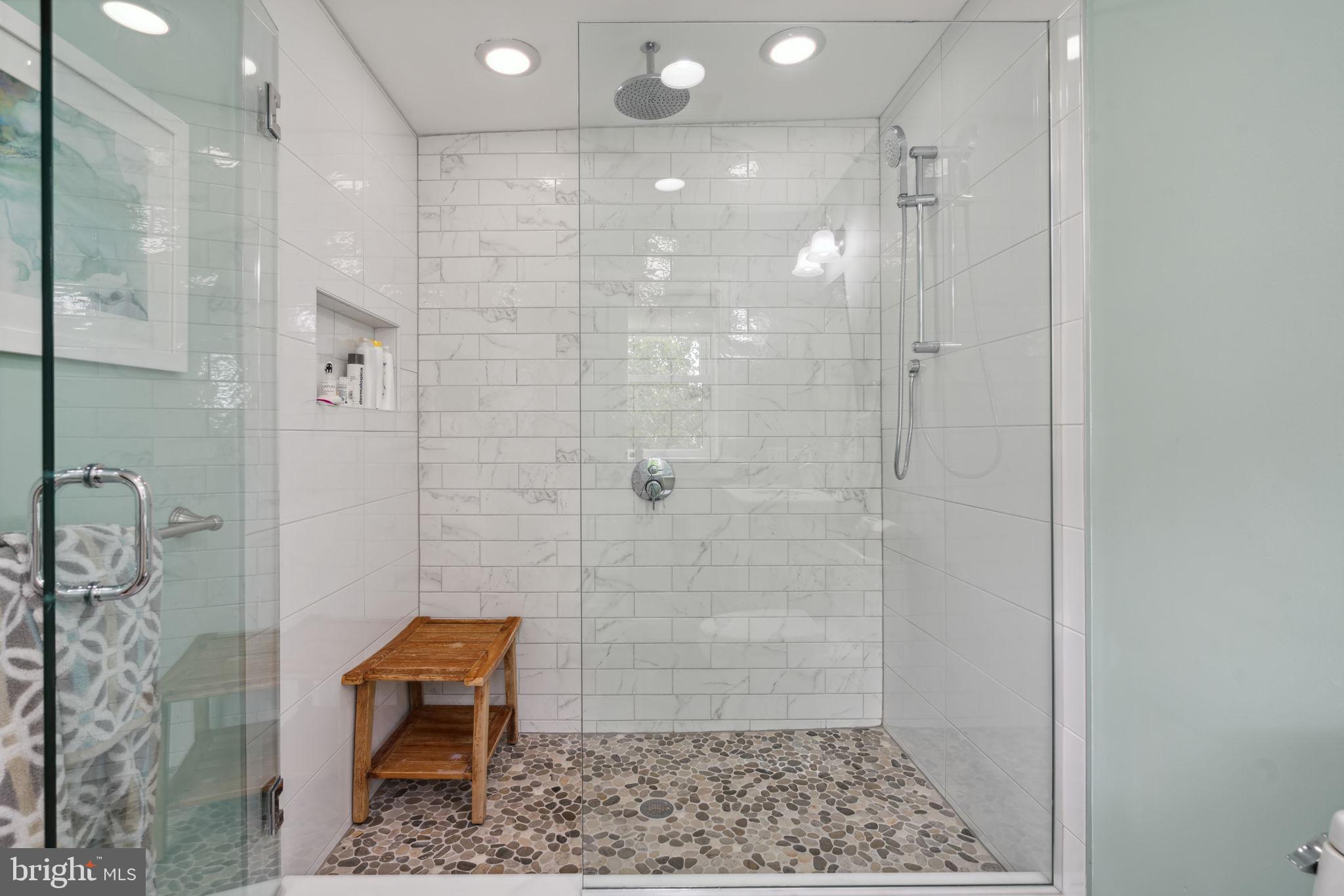 QUEEN VILLAGE - Residential