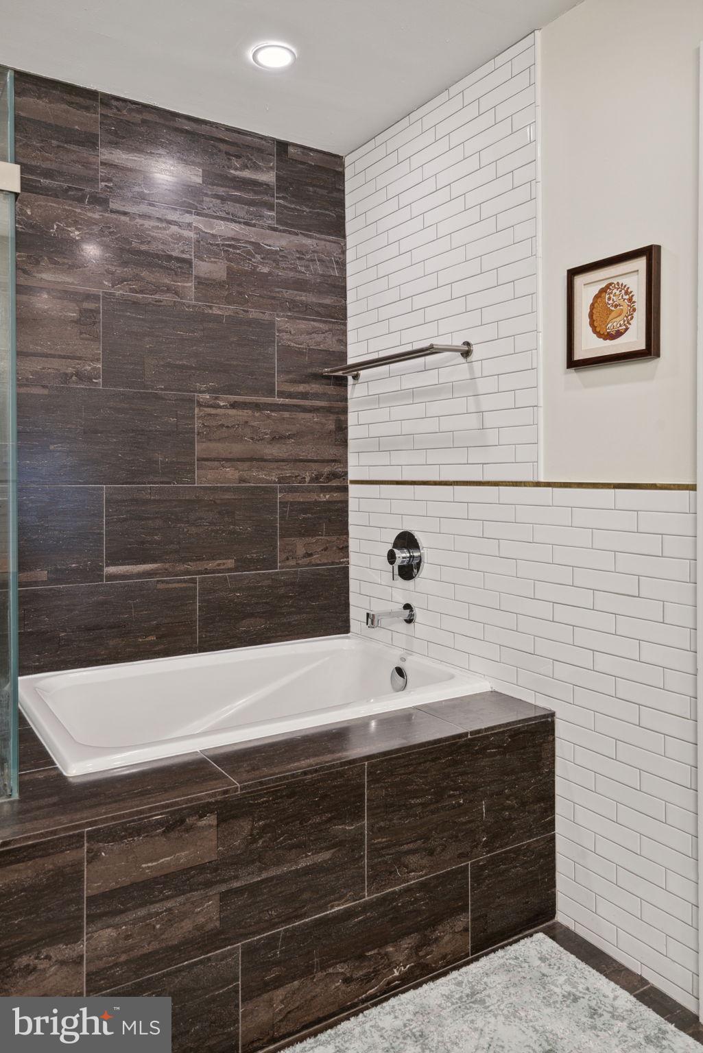 QUEEN VILLAGE - Residential