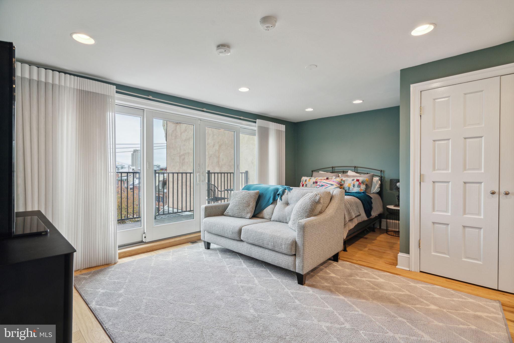 QUEEN VILLAGE - Residential