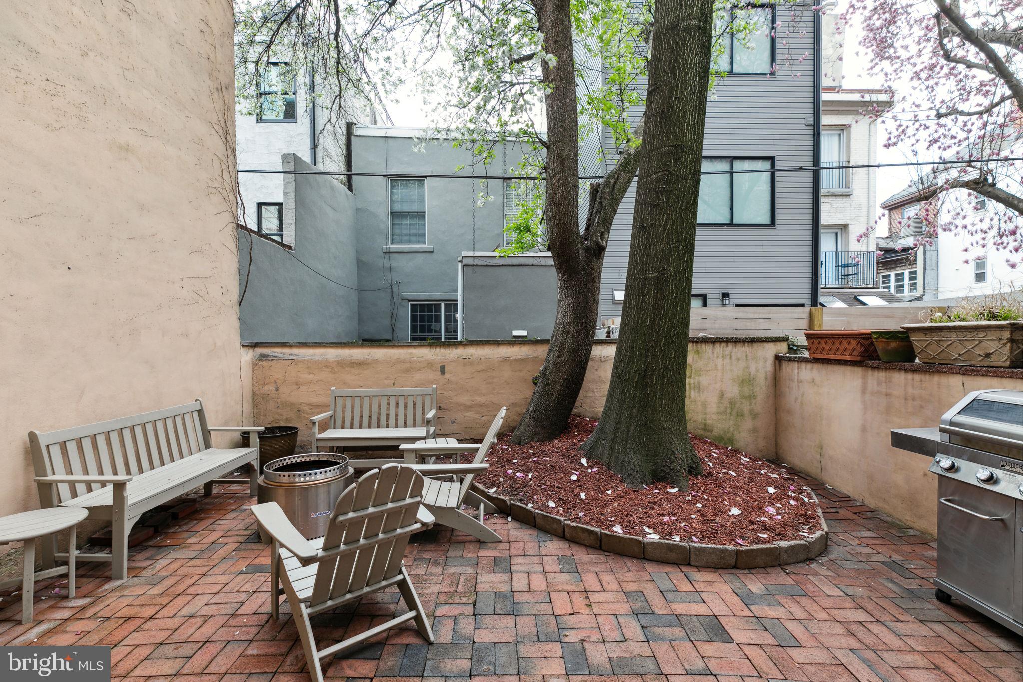 QUEEN VILLAGE - Residential