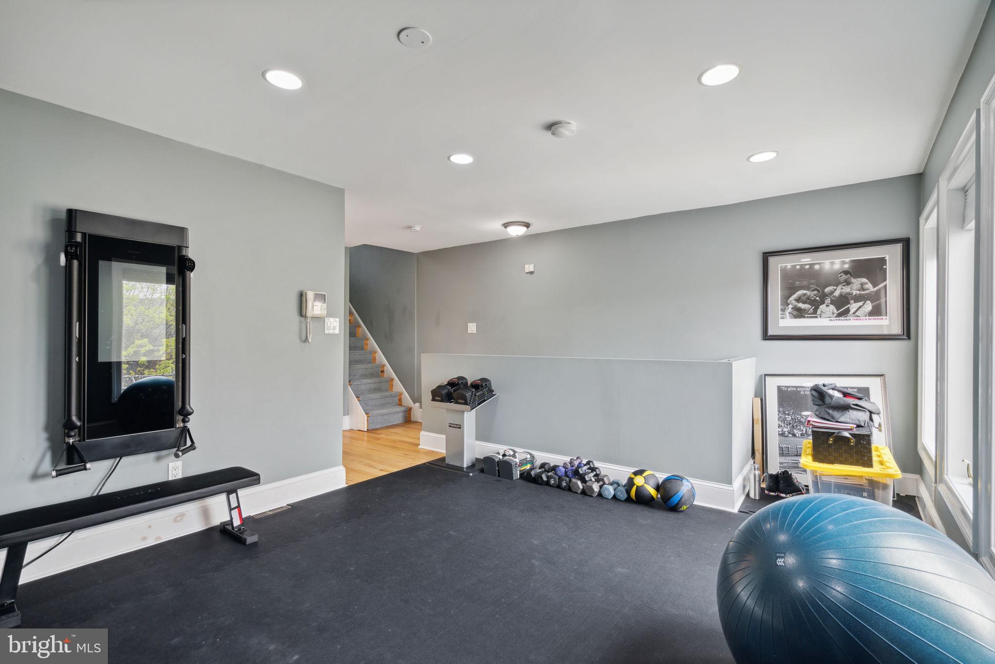 QUEEN VILLAGE - Residential