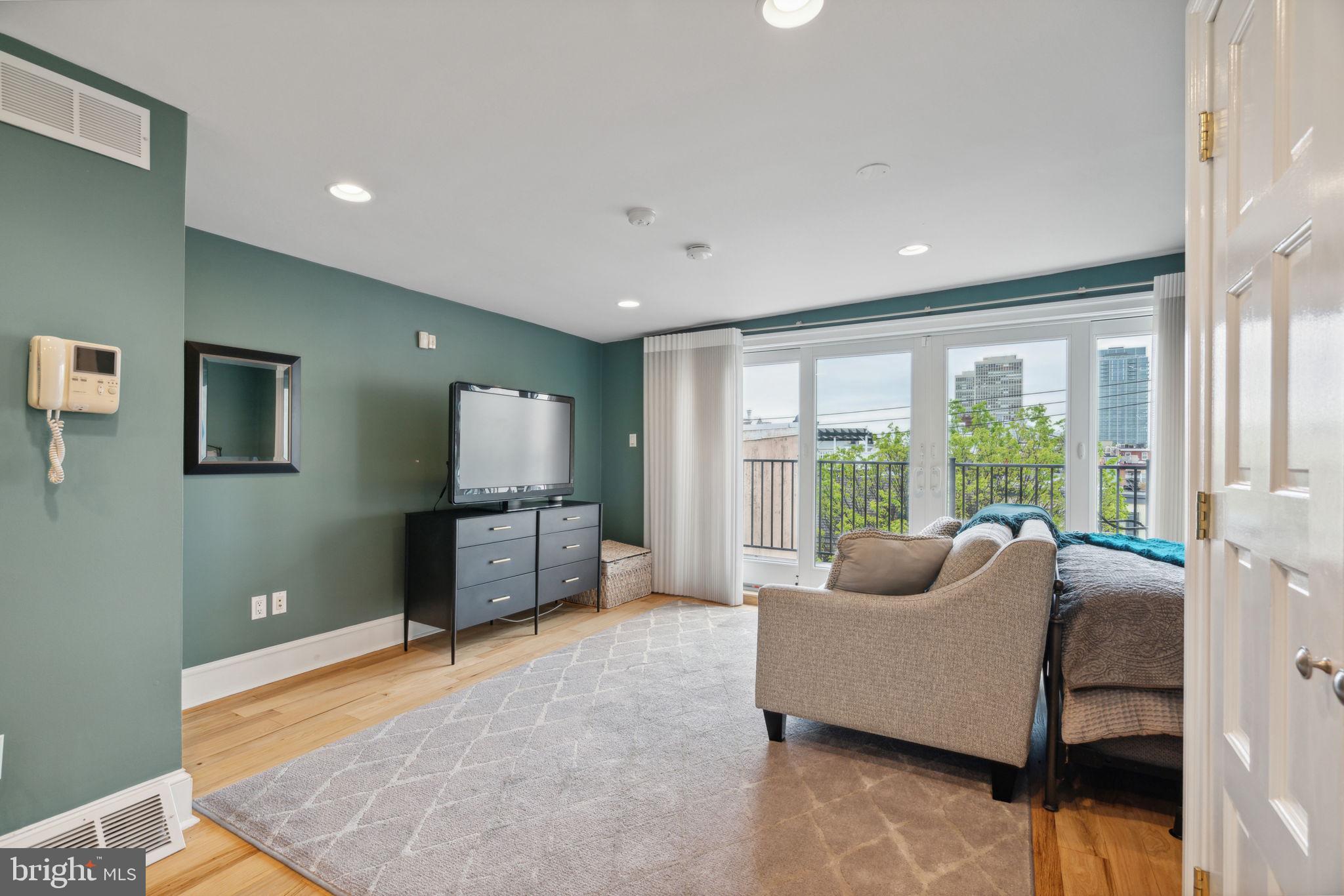 QUEEN VILLAGE - Residential